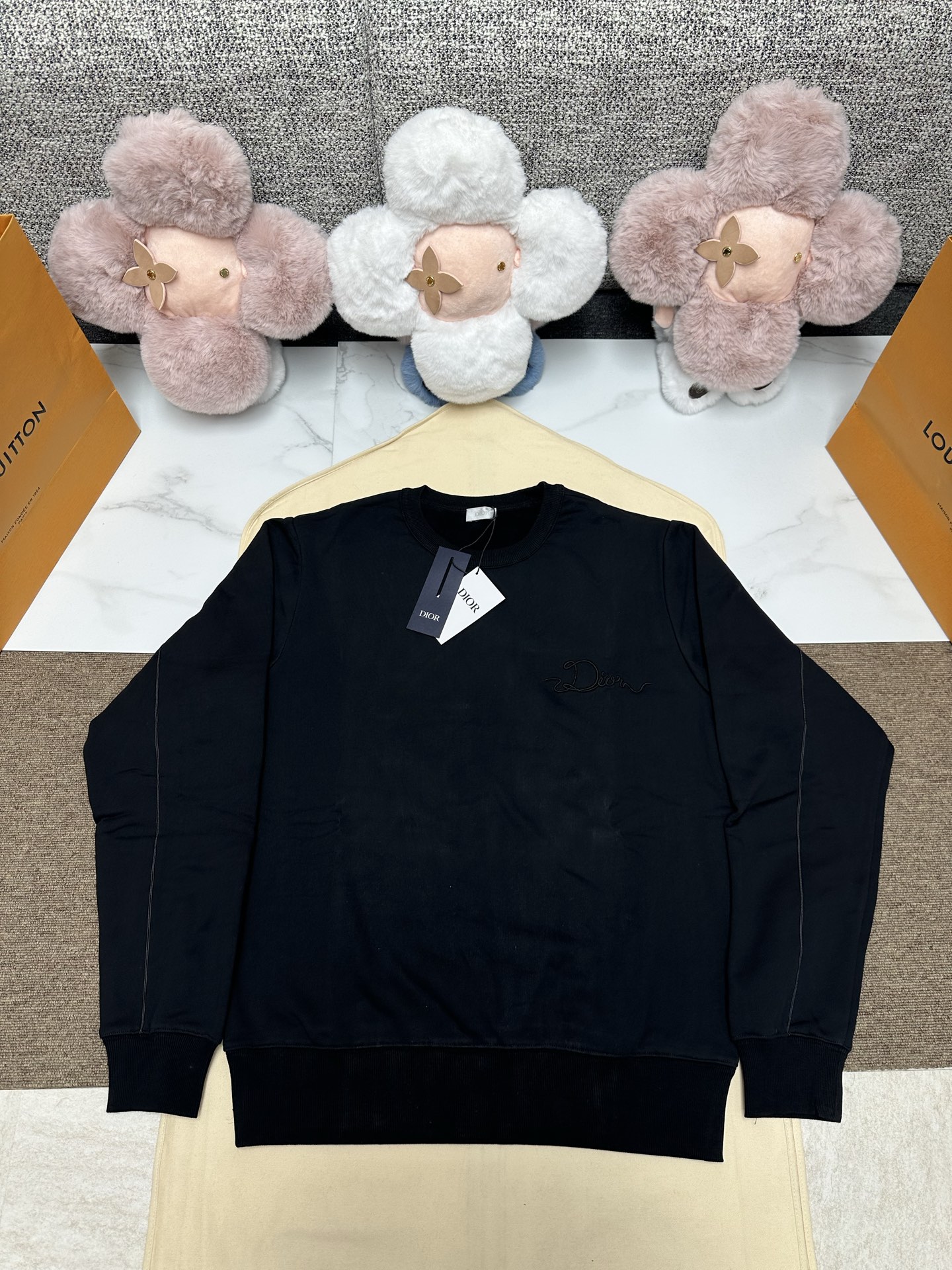 NO:628218,The new Di0r25 sweatshirt is a new product of the 2026 spring men's wear series, decorated with the Dior Ribbon logo, paying tribute to the exquisite craftsmanship of the Dior workshop. It is carefully made of black cotton fleece fabric, with ribbed round neck, cuffs and hem. The casual silhouette can be matched with oversized trousers. SizeS.M.L.XL.,, dior, hoodie, sweatshirts, alexander wang19860909Di0r25新款卫衣是二零二六春季男装系列新品,饰以 Dior Ribbon 标志,向 Dior 工坊的精湛工艺致敬.采用黑色棉质起绒面料精心制作,搭配罗纹圆领、袖口和底边.休闲廓形,可与超大版型长裤搭配. SizeS.M.L.XL.,,dior,hoodie,sweatshirts,alexander wang,Men's clothing