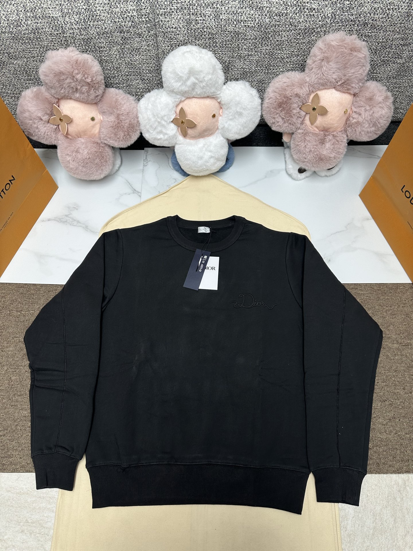 NO:628224,The new Di0r25 sweatshirt is a new product in the 2026 spring men's wear series, decorated with the Dior Ribbon logo, paying tribute to the exquisite craftsmanship of the Dior workshop. It is carefully made of black and gray cotton fleece fabrics, with ribbed round neck, cuffs and hem. The casual silhouette can be matched with oversized trousers. SizeS.M.L.XL.,, dior, hoodie, sweatshirts, alexander wang19860909Di0r25新款卫衣是二零二六春季男装系列新品,饰以 Dior Ribbon 标志,向 Dior 工坊的精湛工艺致敬.采用黑灰色棉质起绒面料精心制作,搭配罗纹圆领、袖口和底边.休闲廓形,可与超大版型长裤搭配. SizeS.M.L.XL.,,dior,hoodie,sweatshirts,alexander wang,Men's clothing