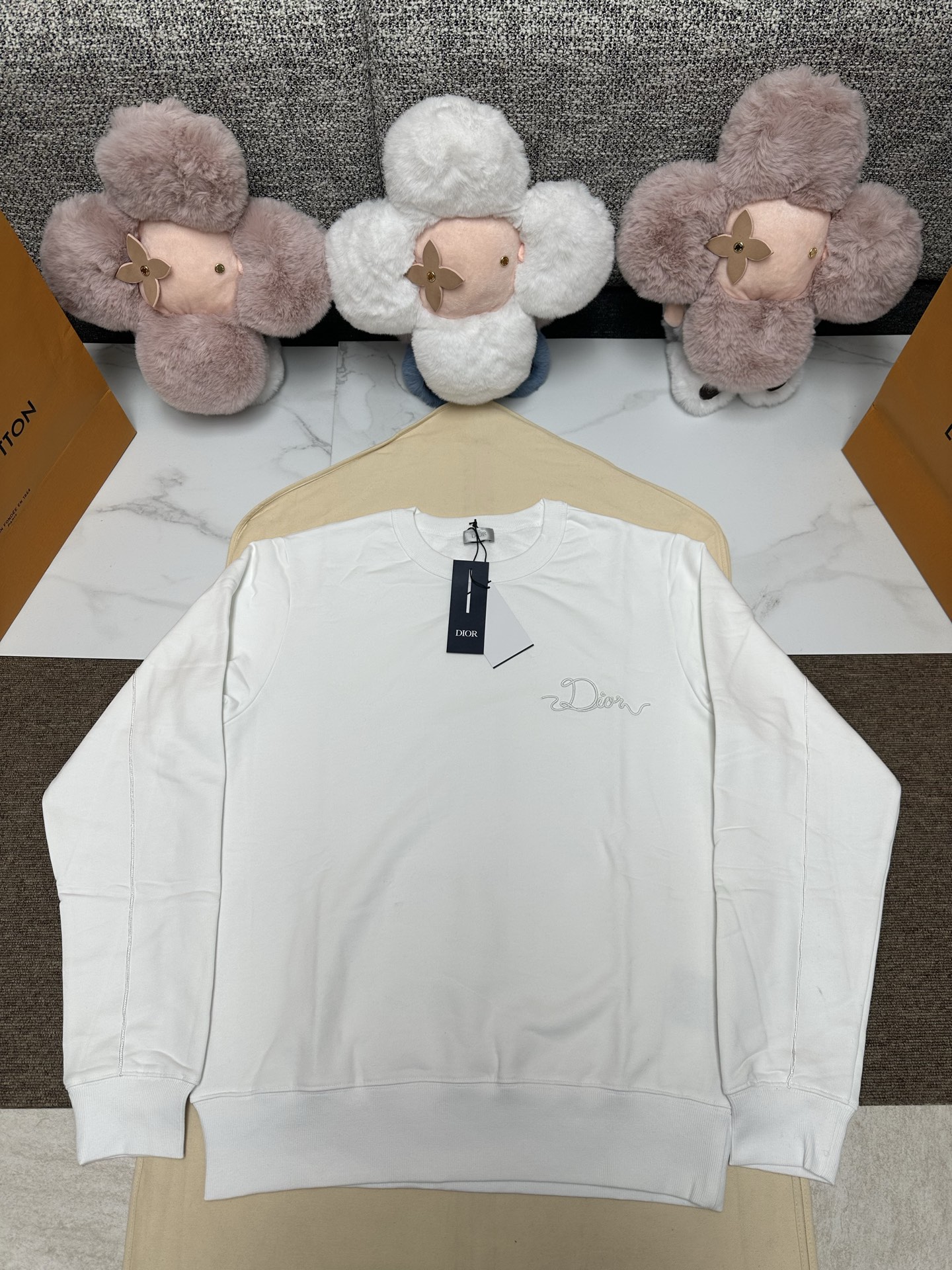 NO:628230,The new Di0r25 sweatshirt is a new product in the 2026 spring men's wear series, decorated with the Dior Ribbon logo, paying tribute to the exquisite craftsmanship of the Dior workshop. It is carefully made of white cotton fleece fabric, with ribbed round neck, cuffs and hem. The casual silhouette can be matched with oversized trousers. SizeS.M.L.XL.,, dior, hoodie, sweatshirts, alexander wang19860909Di0r25新款卫衣是二零二六春季男装系列新品,饰以 Dior Ribbon 标志,向 Dior 工坊的精湛工艺致敬.采用白色棉质起绒面料精心制作,搭配罗纹圆领、袖口和底边.休闲廓形,可与超大版型长裤搭配. SizeS.M.L.XL.,,dior,hoodie,sweatshirts,alexander wang,Men's clothing