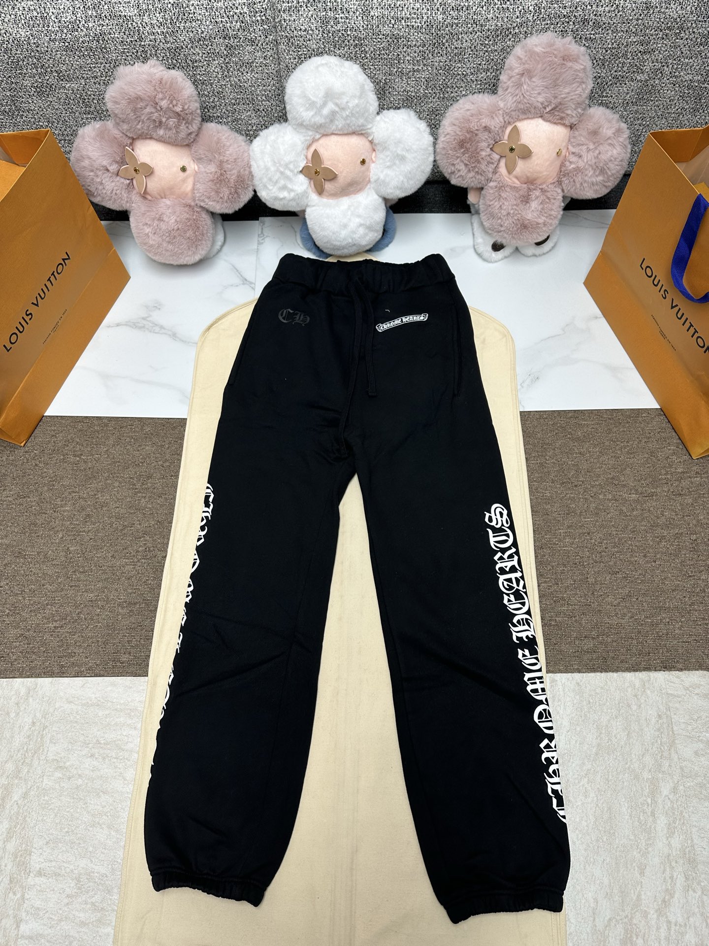 NO:628137,Chrome Hearts 25's new Sanskrit black loose-fitting leggings are made of high-gram heavyweight velvet cotton fabric. They have both warmth and crisp texture. The version is the popular 'wide at the top and narrow at the bottom' leggings silhouette. It is equipped with a drawstring, toe, double side pockets and back pockets. While maintaining a casual sense of the street, it highlights the tonality of luxury items through high-tech printing and fabric texture. SizeS.M.L.,, chrome hearts, alexander wang19860909克罗心25新款梵文黑色宽松束脚卫裤,采用高克重加绒棉质面料打造 兼顾保暖性与挺括质感,版型为当下流行的“上宽下窄”束脚廓形 搭配抽绳,头、双侧口袋及后袋 在保持街头休闲感的同时,通过高工艺印花与面料质感凸显奢侈单品的调性. SizeS.M.L.,,chrome hearts,alexander wang,Men's clothing