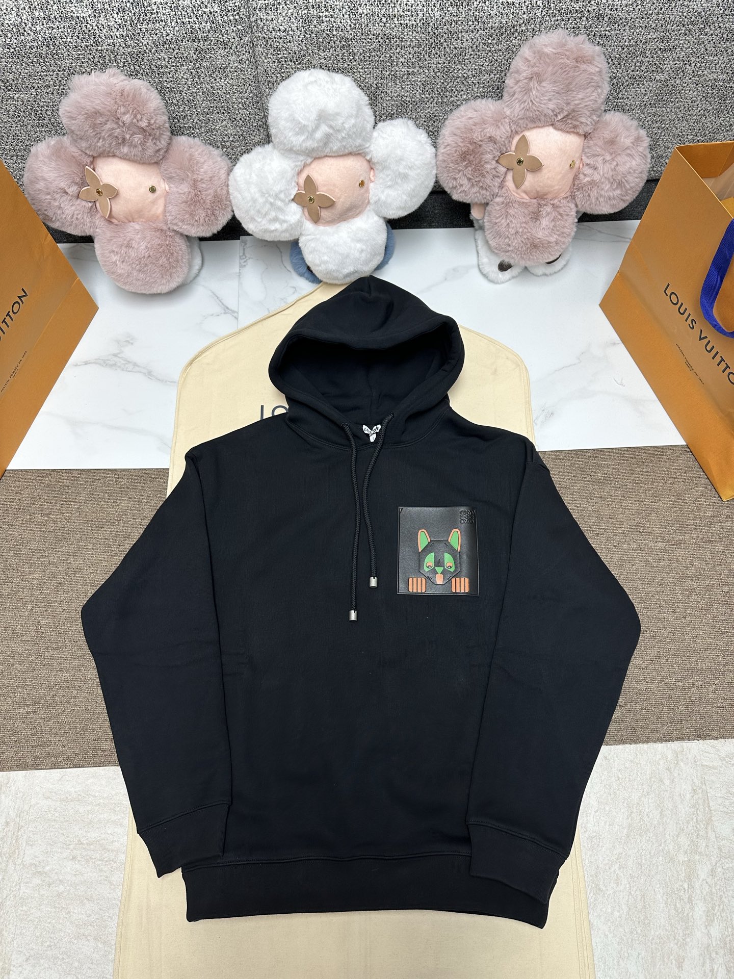 NO:628141,L0ewe25 new medium weight compact cotton gabardine hooded sweatshirt, leather chest patch pocket decorated with Futurist Cat intarsia, hooded sweatshirt inspired by Louis Wain's 'Futurist Cats' ceramic vase series. SizeS.M.L.XL.,,louis vuitton,hoodie,sweatshirts,hats,alexander wang19860909L0ewe25新款中克重紧凑棉质华达呢连帽卫衣,皮革胸前贴袋饰有 Futurist Cat 嵌花,连帽卫衣灵感源自 Louis Wain 的 “Futurist Cats” 陶瓷花瓶系列. SizeS.M.L.XL.,,louis vuitton,hoodie,sweatshirts,hats,alexander wang,Men's clothing