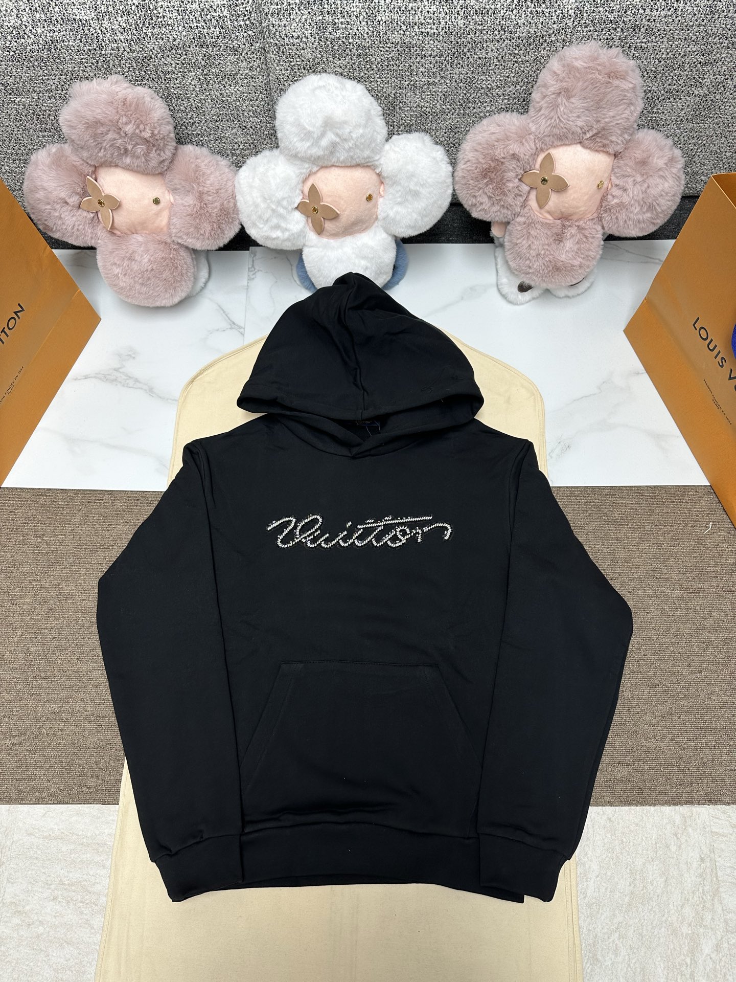 NO:628148,Louis 25's new hooded sweatshirt is a daily staple for men. It is made of high-quality cotton, with handwritten Vuitton lettering outlined in beaded embroidery on the chest. The Marque L.Vuitton Déposée woven label on the back highlights the brand's signature. SizeS.M.L.XL.,,louis vuitton,hoodie,sweatshirts,hats,alexander wang19860909路易 25新款连帽卫衣是男士日常常备款式.它由优质棉料制成,胸前以珠饰刺绣工艺勾勒出手写体 Vuitton 字样.背面的 Marque L.Vuitton Déposée 梭织标签彰显品牌印记. SizeS.M.L.XL.,,louis vuitton,hoodie,sweatshirts,hats,alexander wang,Men's clothing