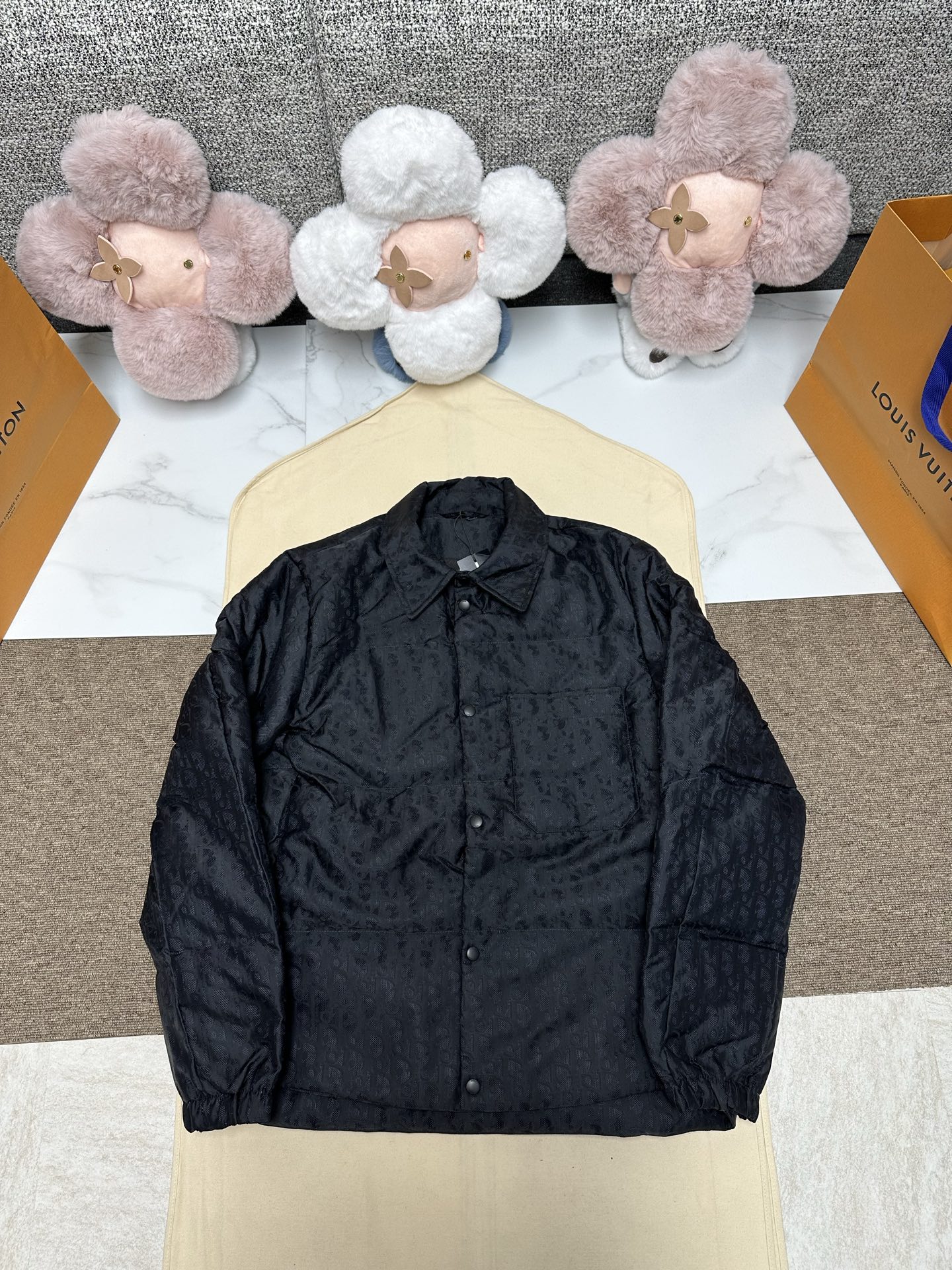 NO:628155,Di0r25's new jacket highlights Dior's classic Oblique print. It is carefully made of black technical jacquard fabric and is decorated with Dior rubber patch on the back. It has a stand-up collar and hidden pockets to show its personality. It is decorated with tonal printing throughout and exquisite details enhance the style. Size46.48.50.52.,,dior,jackets & coats,alexander wang19860909Di0r25新款夹克突显 Dior 经典的 Oblique 印花.采用黑色科技提花面料精心制作,背面饰以 Dior 橡胶补丁,搭配立领和无盖暗袋,彰显个性.通体饰以同色调印花,精巧细节提升造型格调. Size46.48.50.52.,,dior,jackets & coats,alexander wang,Men's clothing