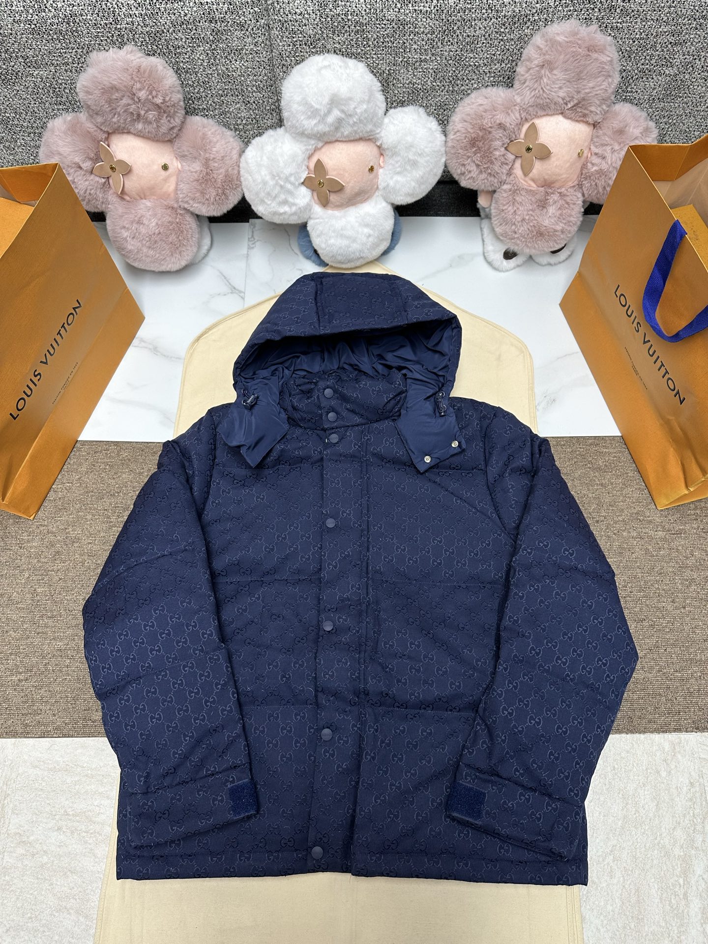 NO:628162,Gucc125's new down jacket is crafted from GG canvas and is equipped with a detachable hood, making the entire style more versatile. SizeS.M.L.XL.,,gucci,jackets & coats,down jacket,hats,alexander wang19860909Gucc125新款羽绒夹克采用GG帆布匠心呈现,配有可拆卸兜帽,令整个款型的风格更为百搭. SizeS.M.L.XL.,,gucci,jackets & coats,down jacket,hats,alexander wang,Men's clothing