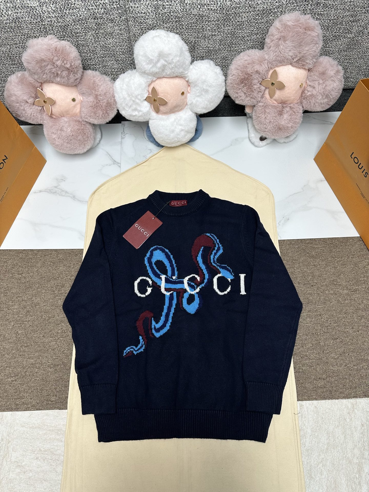 NO:628169,Gucc1 25ss new snake-shaped pattern is on the wool and cashmere blended knitted pullover. The image is embellished on the body in the form of intarsia and embellished with the Gucci logo. SizeS.M.L.XL.,,gucci,alexander wang19860909Gucc1 25ss新款蛇型图案以羊毛山羊绒混纺针织套衫上,该形象以嵌花形式点缀于衣身,缀饰Gucci标识. SizeS.M.L.XL.,,gucci,alexander wang,Men's clothing