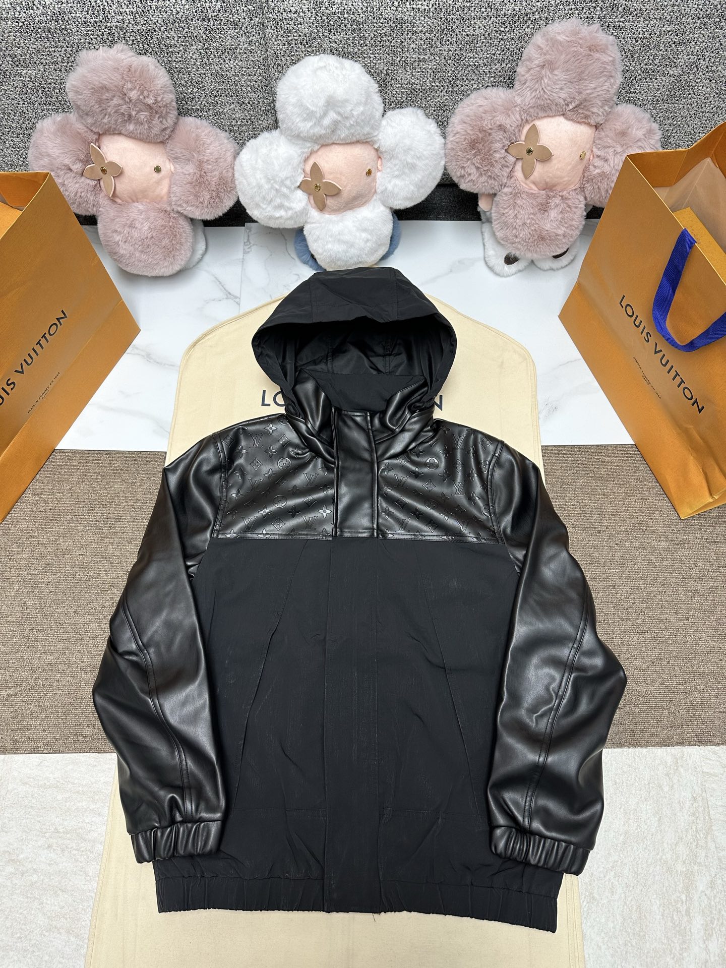NO:628193,Louis 25's new windproof jacket is reimagined this season, cleverly mixing blended nylon and butter-soft sheepskin. The leather yoke is decorated with Monogram embossed logo, the leather stand-up collar hides a foldable hood, and the sleeves are also made of soft leather. The elastic hem and cuffs are equipped with large pockets, combining comfort and style. SizeS.M.L.XL.,,louis vuitton,jackets &  coats,sheepskin,hats,alexander wang19860909路易25新款防风夹克在本季迎来焕新演绎,巧妙混搭了混纺锦纶和黄油般柔软的羊皮革.皮革抵肩饰有 Monogram 压纹标识,皮革立领内藏可折叠兜帽,衣袖亦采用柔软皮革打造.弹力下摆和袖口搭配宽大口袋,兼顾舒适体验与潮流型格. SizeS.M.L.XL.,,louis vuitton,jackets & coats,sheepskin,hats,alexander wang,Men's clothing