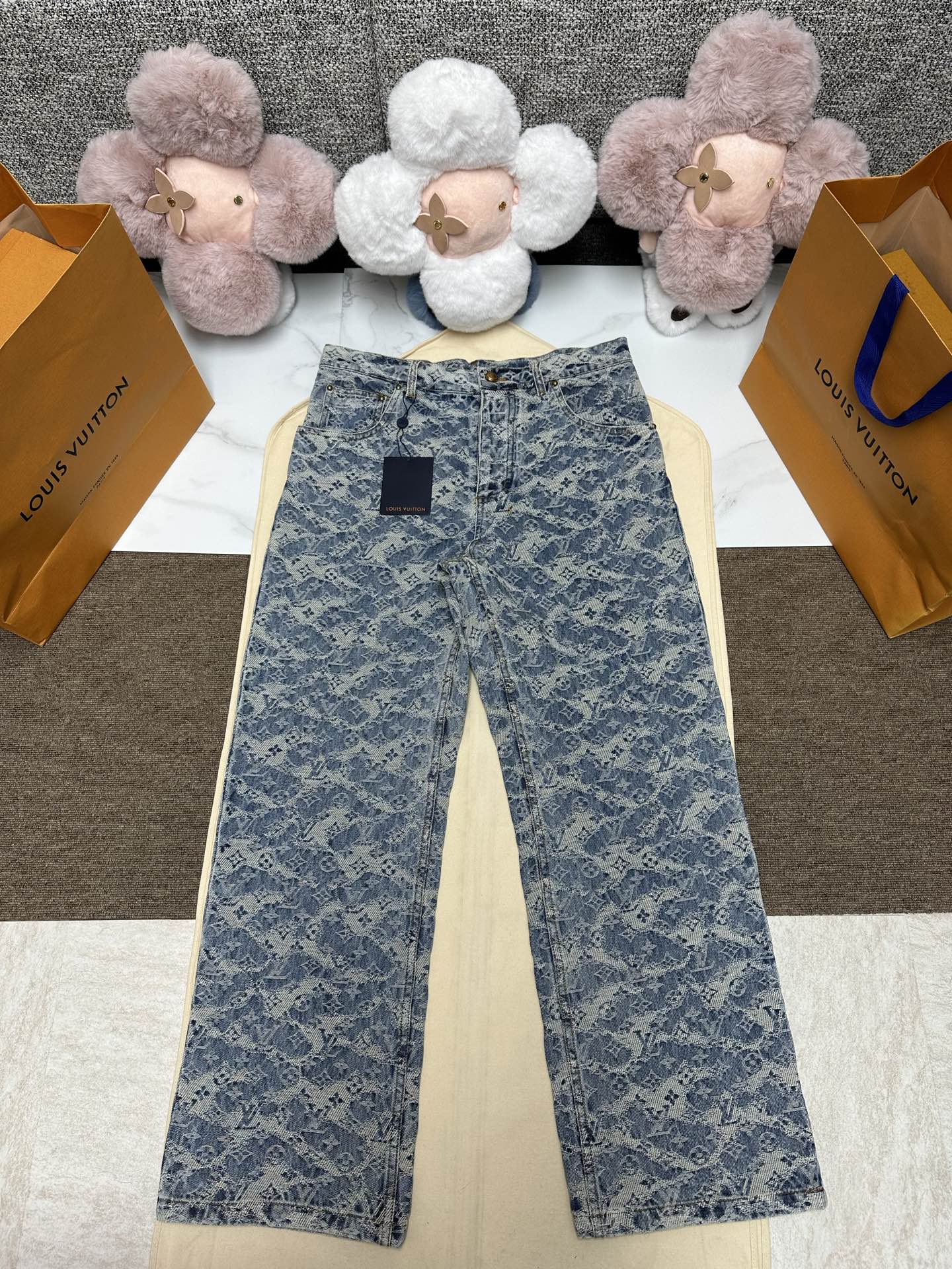 NO:628201,Louis 25's new denim skateboard pants with intricate craftsmanship are inspired by the changing weather of the British countryside. On the sophisticated fabric, Foggy Monogram jacquard is looming, the bleached logo pattern is intertwined with the cloud pattern, and the contrasting stitching is like a woven tapestry. The Damier leather label adds sophistication. Can be worn with the matching truck jacket to create a striking overall look. Size29.30.31.32.,,louis  vuitton,jackets & coats,alexander wang19860909路易25新款工艺繁复的牛仔滑板裤,其灵感源自英伦乡间的多变天气.考究的面料上,Foggy Monogram 提花若隐若现,漂白效果的标识图案与云朵图案交织,加之对比鲜明的缝线,犹如一幅编织挂毯.Damier 皮革标签更添精致.可与配套卡车夹克一同穿着,打造醒目的整体造型. Size29.30.31.32.,,louis vuitton,jackets & coats,alexander wang,Men's clothing