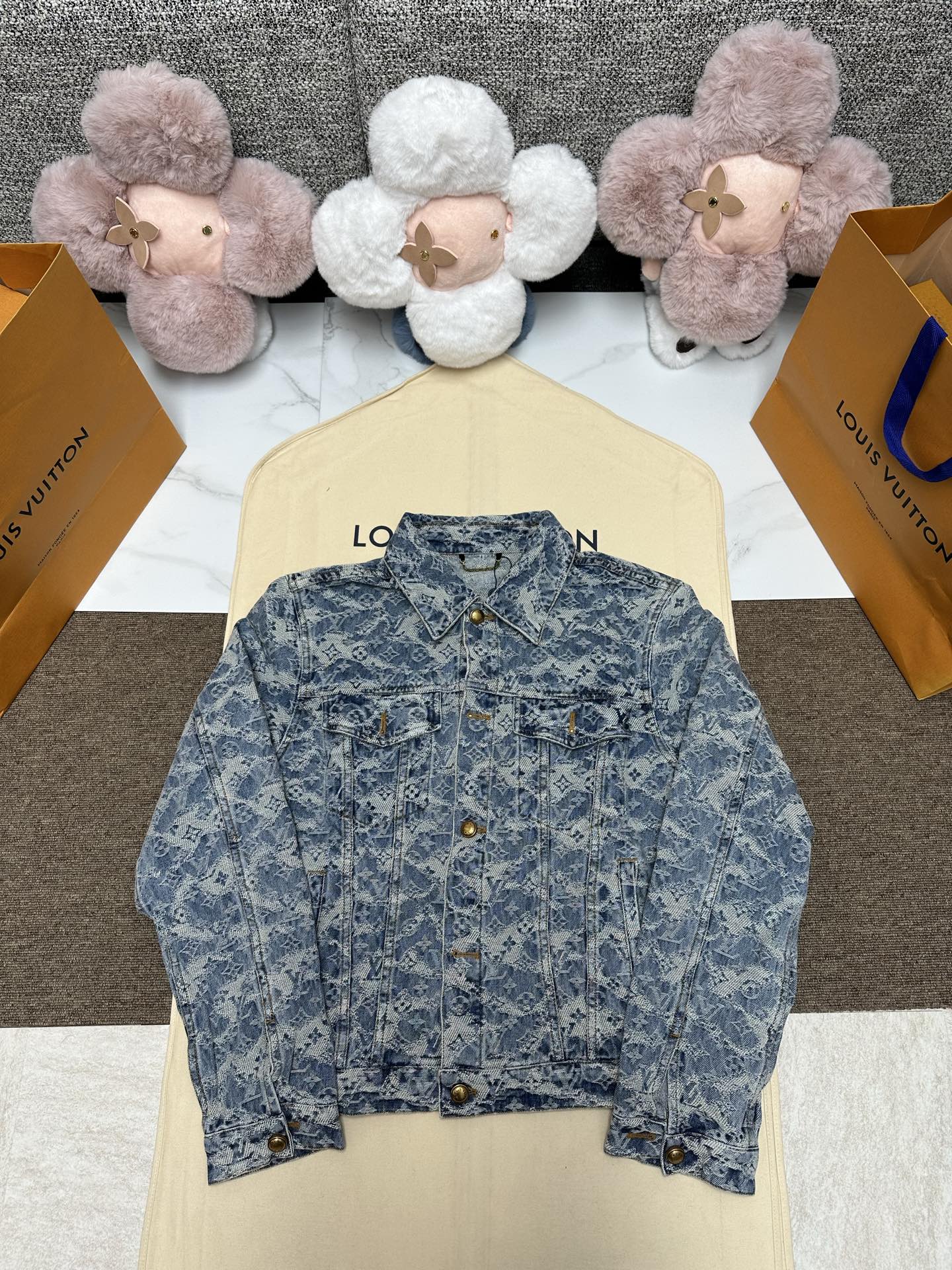 NO:628138,Louis 25's new denim truck jacket with intricate craftsmanship is inspired by the mist of the British countryside. Foggy Monogram jacquard is looming on the elegant fabric, and the bleached logo pattern is intertwined with the cloud pattern, like a woven tapestry. The Damier leather label adds sophistication. It can be worn with matching skateboard pants to create a striking overall look. SizeS.M.L.XL.,,louis vuitton,jackets & coats,alexander wang19860909路易 25新款工艺繁复的牛仔卡车夹克,灵感来自英伦乡间的薄雾.考究的面料之上,Foggy Monogram 提花若隐若现,漂白效果的标识图案与云朵图案交织,犹如一幅编织挂毯.Damier 皮革标签更添精致.可与配套滑板裤一同穿着,打造醒目的整体造型. SizeS.M.L.XL.,,louis vuitton,jackets & coats,alexander wang,Men's clothing