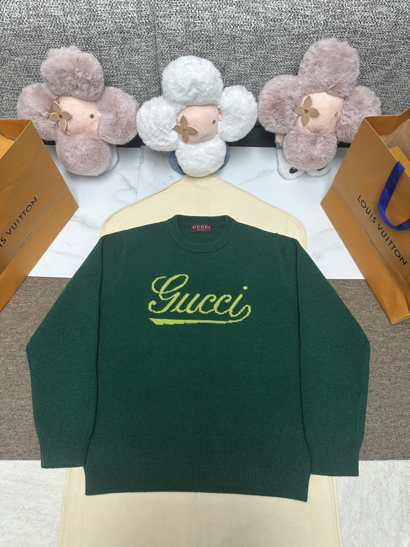 NO:628157,The new Gucc1 25 pullover is made of dark green knitted wool and is decorated with handwritten Gucci logo intarsia, creating a charming piece. SizeS.M.L.XL.,,gucci,alexander wang19860909Gucc1 25新款套衫采用深绿色针织羊毛打造,饰有手写体Gucci标识嵌花,塑就魅力单品. SizeS.M.L.XL.,,gucci,alexander wang,Men's clothing