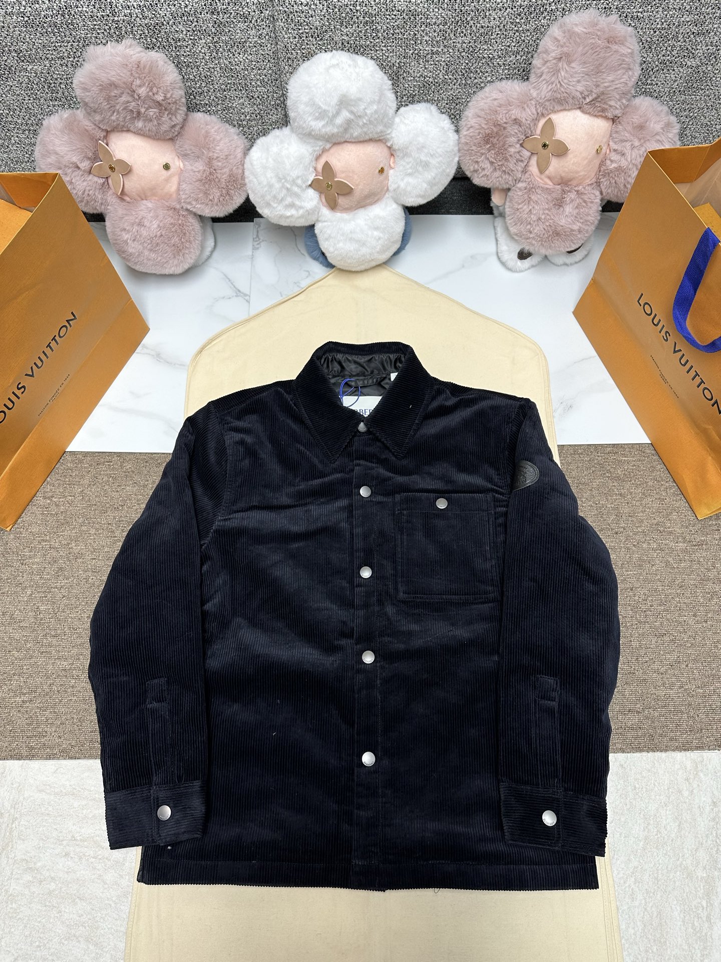 NO:628164,Burb@rry 25 new jacket style shirt, made of cotton corduroy fabric with quilted lining. It has a regular fit and is decorated with leather knight seal appliqués, derived from the archive pattern of the brand's bags in the 1980s. SizeS.M.L.XL.,,burberry,jackets & coats,shirts,alexander wang19860909Burb@rry 25新款外套式衬衫,选用棉质灯芯绒面料打造,搭配绗缝内衬.呈现常规版型,装饰皮革骑士印章贴花,源自 1980 年代品牌包款的典藏图案. SizeS.M.L.XL.,,burberry,jackets & coats,shirts,alexander wang,Men's clothing
