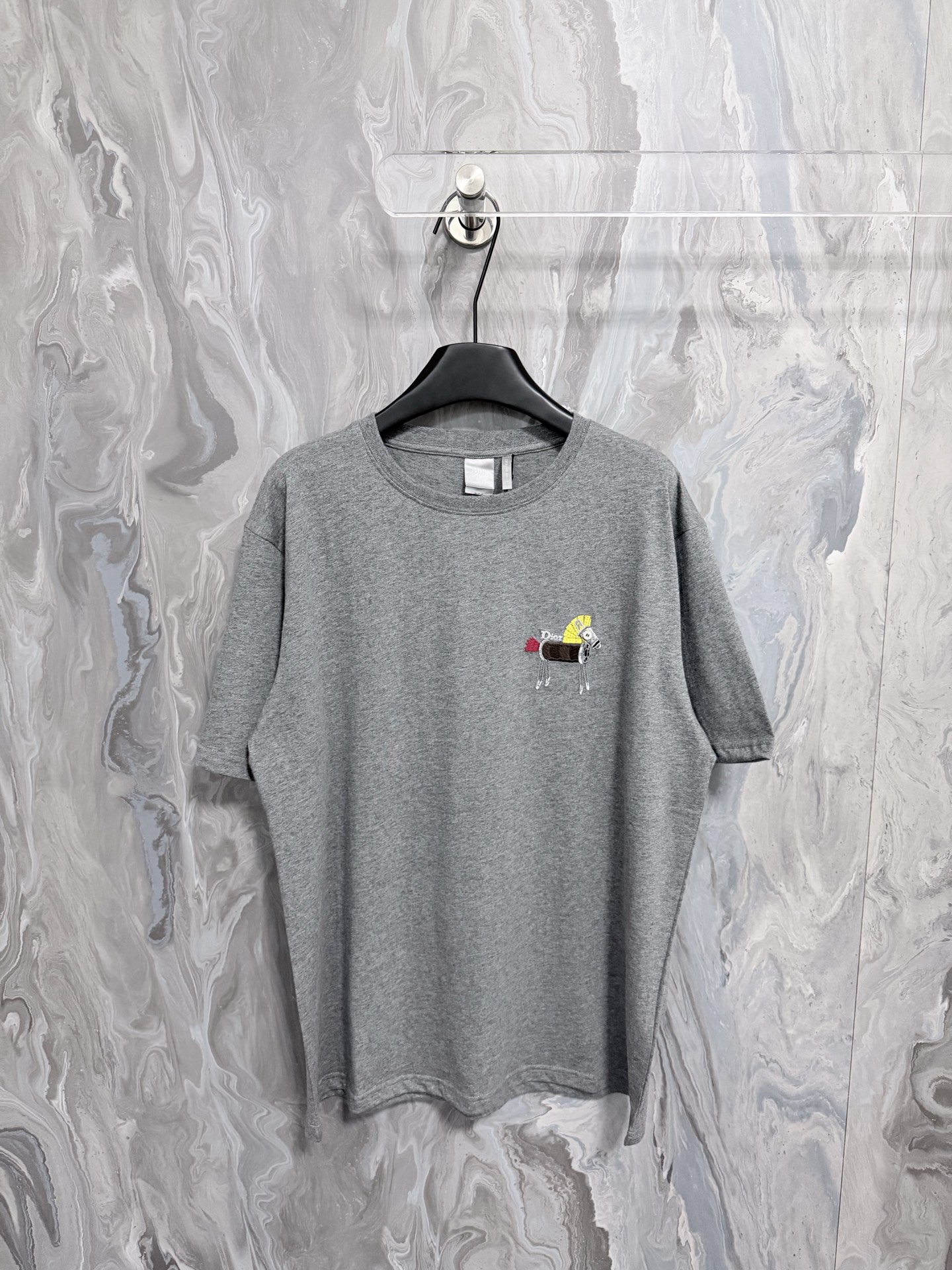 La nueva camiseta @ 115Di0r 25 es un nuevo producto de la serie de ropa masculina de verano 2026, que muestra un bordad…