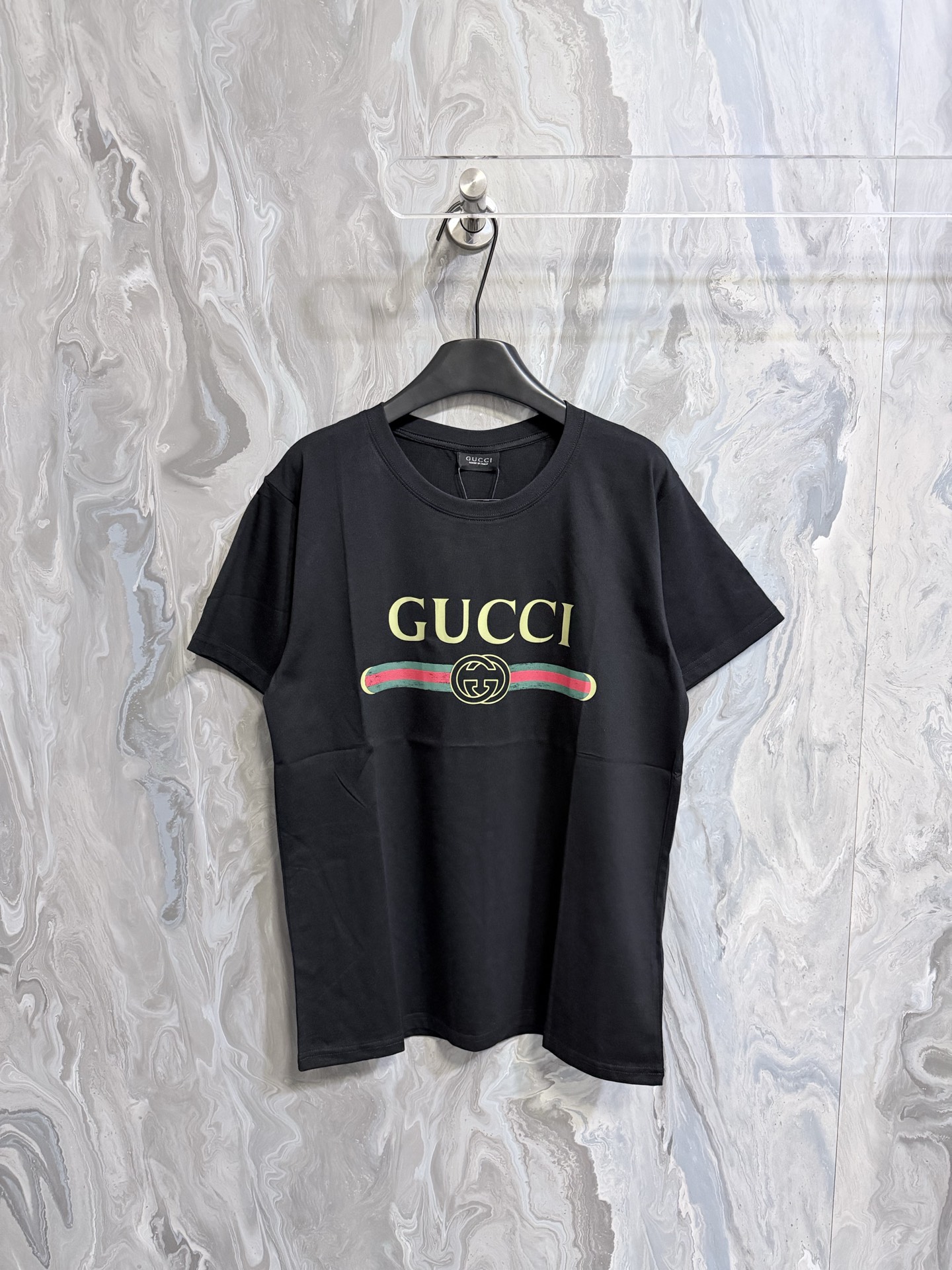 @105 Gucc1 26 camiseta nueva confeccionada en tejido de punto mezcla de seda de morera, con cinta Gucci y estampado de …