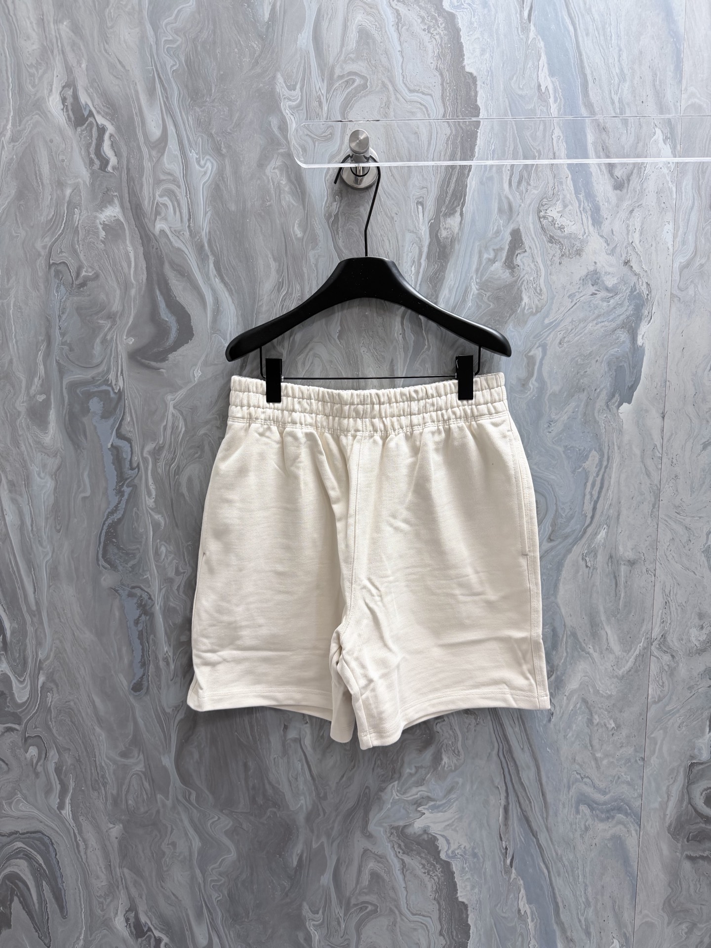 @175Burd@rry 26 nuevos pantalones cortos están hechos de tela ligera de algodón aterciopelado, mostrando un ajuste casu…