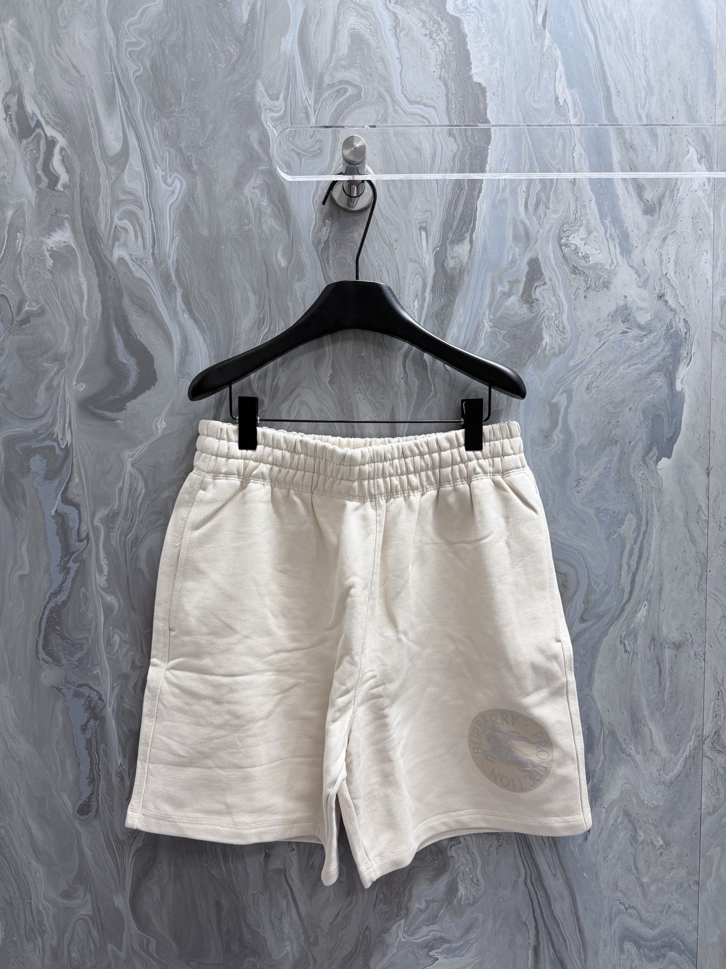 @175Burd@rry 26 nuevos pantalones cortos están hechos de tela ligera de algodón aterciopelado, mostrando un ajuste casu…