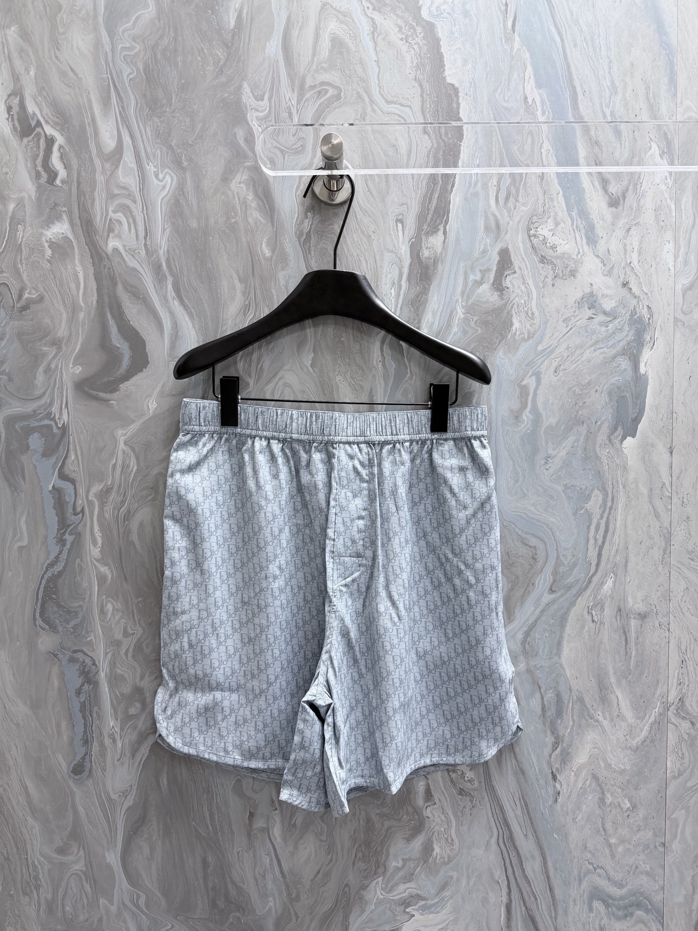 @170Di0r 26 nuevos pantalones cortos destacan el clásico estampado Oblique de Dior. Confeccionado en seda de morera gri…
