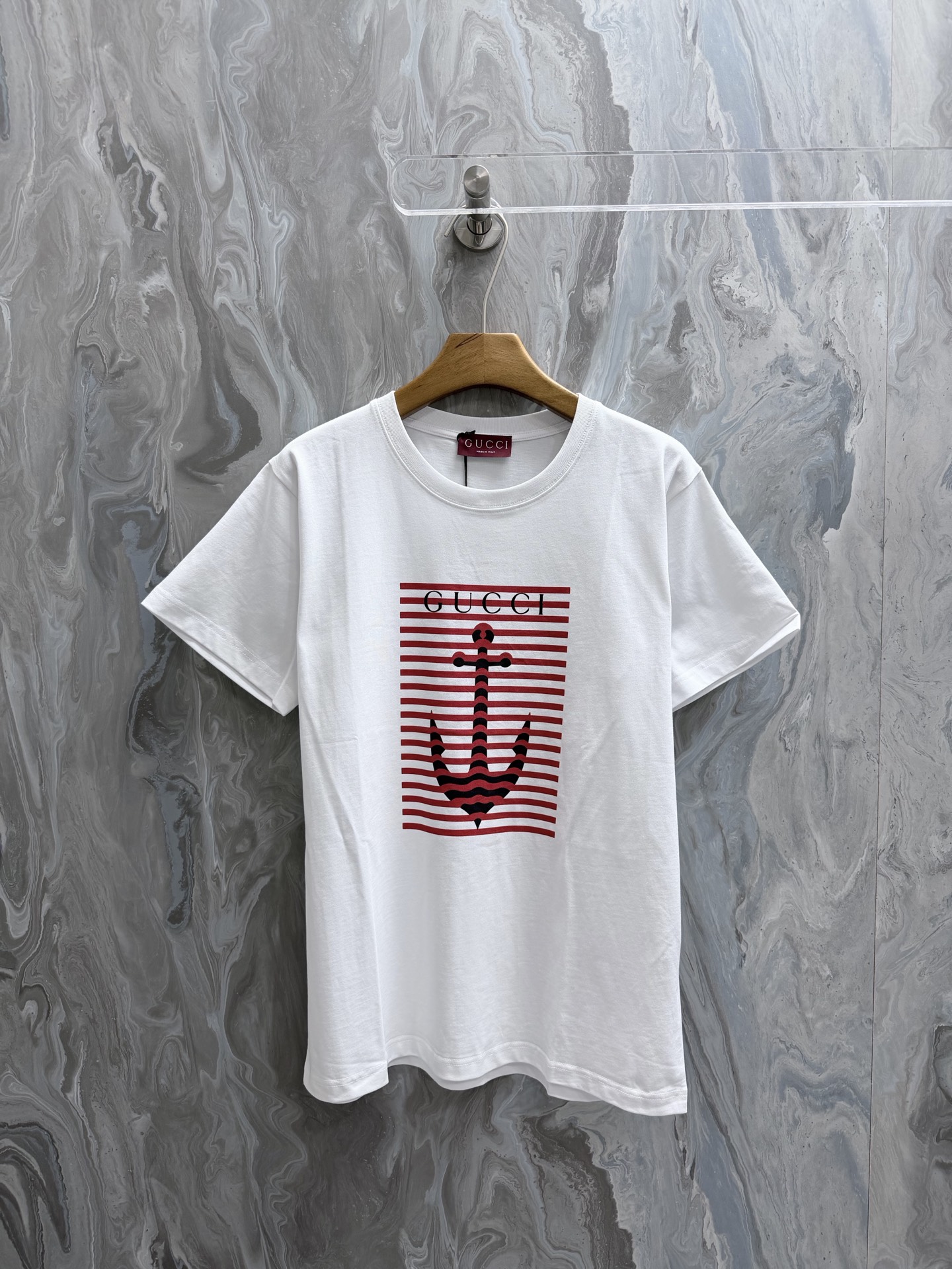 @90Gucc1 Camiseta nueva de 26 con cuello redondo confeccionada en algodón de punto blanco, adornada con el estampado de…