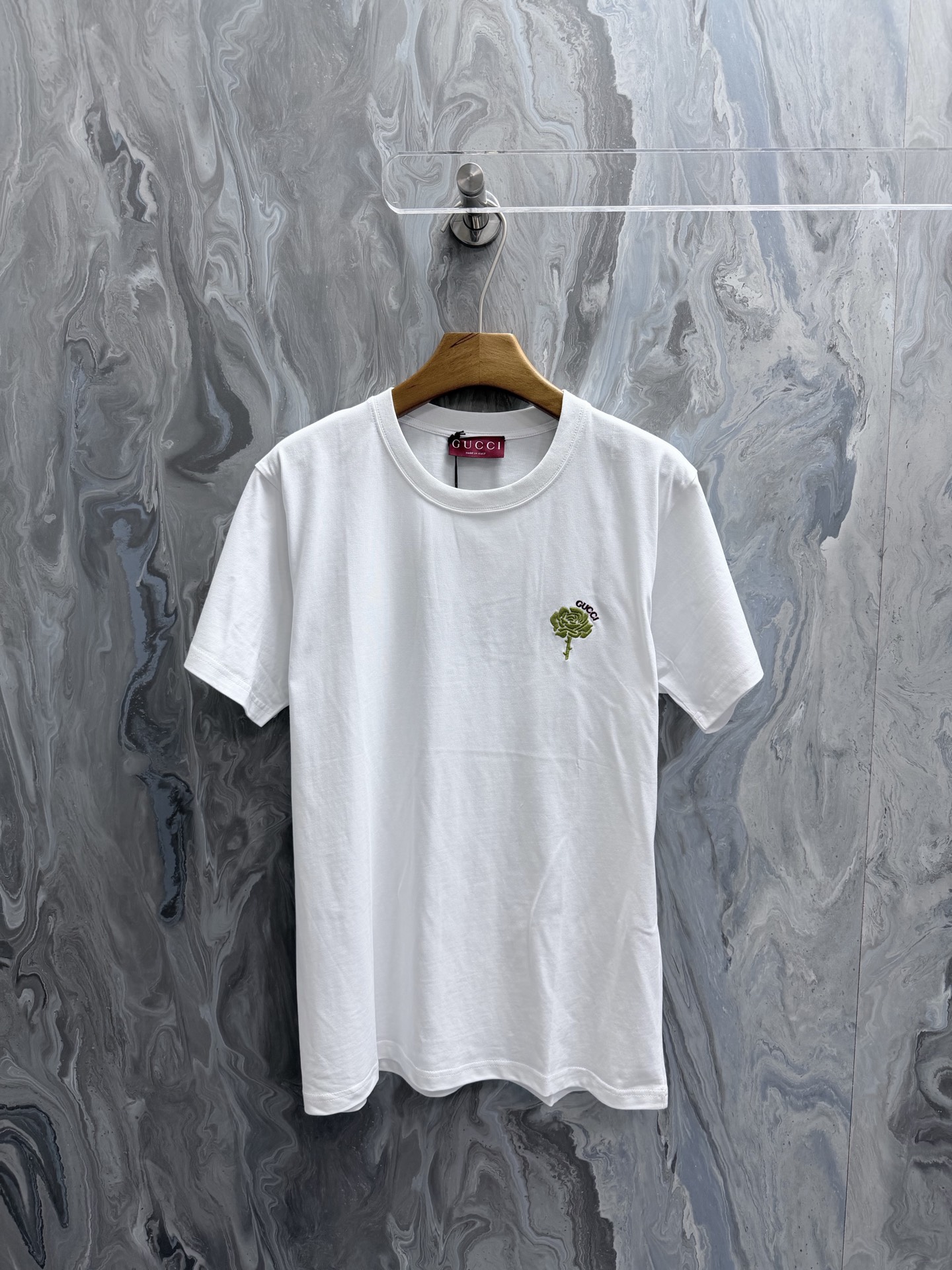 @90 Gucc1 26 camiseta de algodón de punto de corte estándar, con bordado de flores Gucci, mostrando el encanto de la ma…