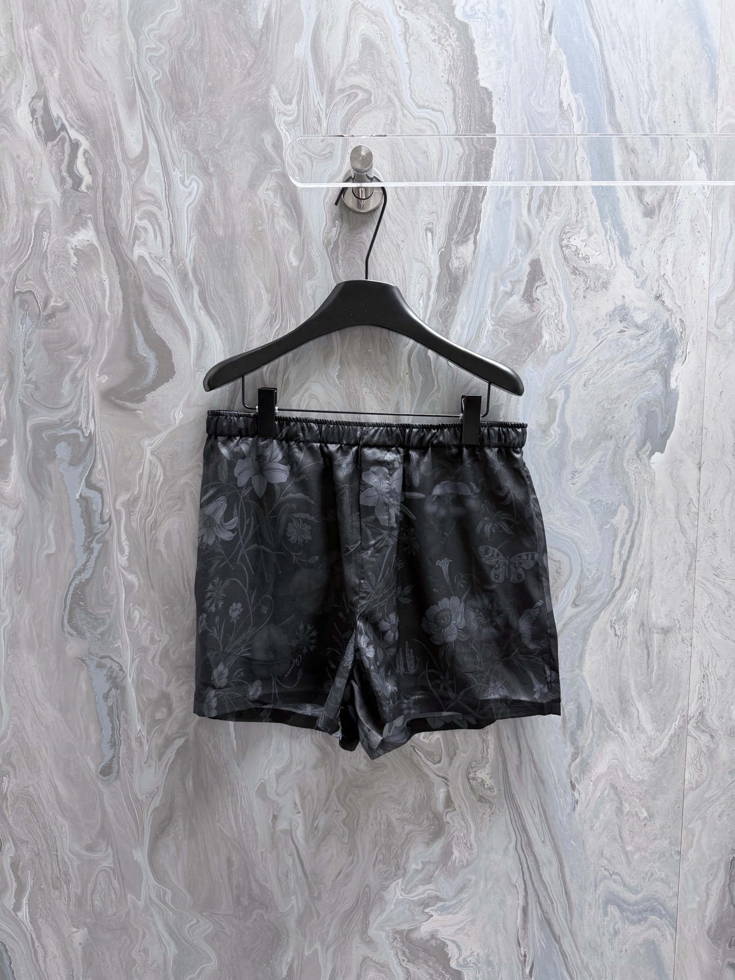 @175 Gucc1 26 Nuevos pantalones cortos confeccionados en seda de morera de sarga, con estampado floral en todo el cuerp…
