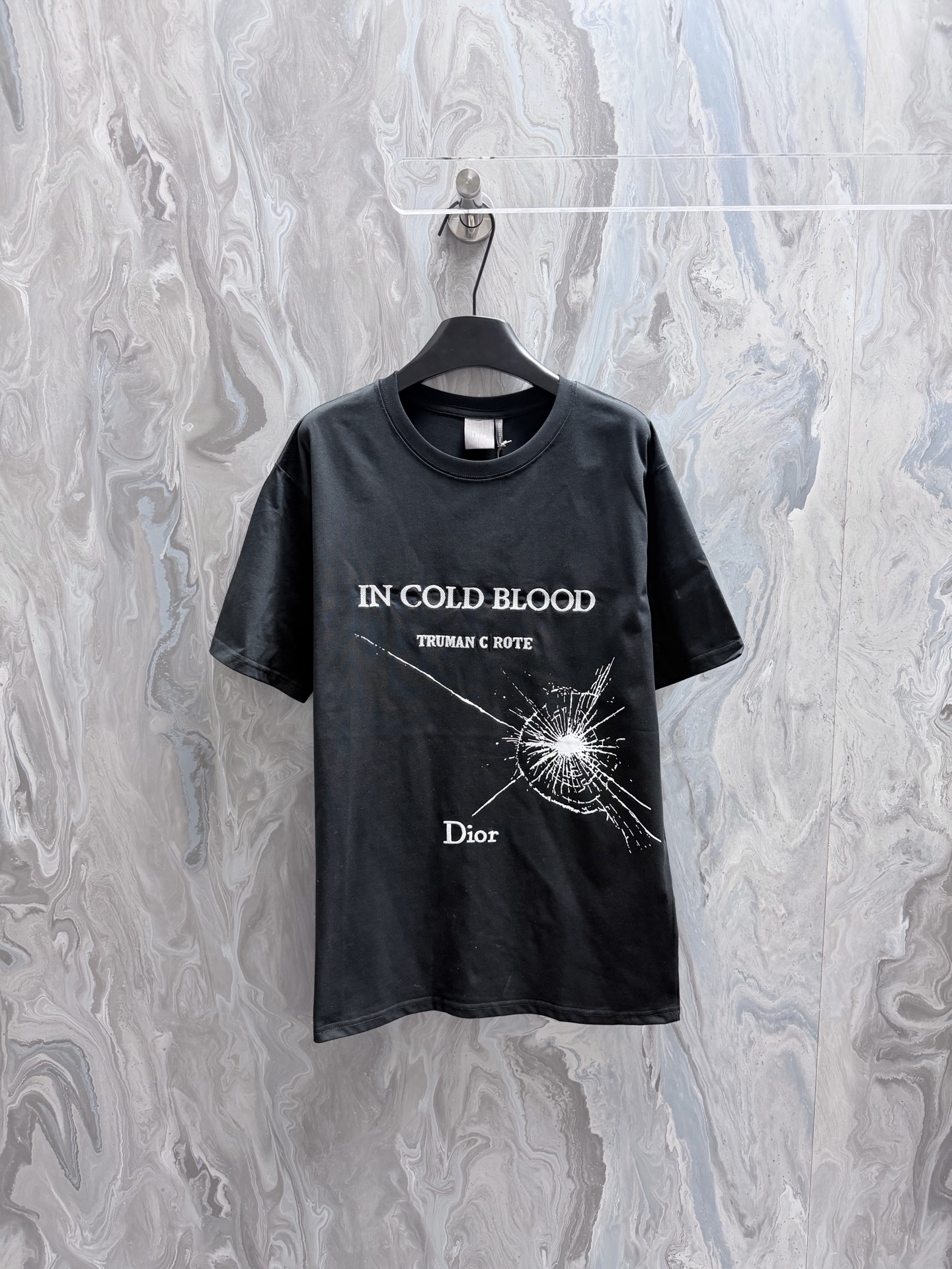 @105Di0r La nueva camiseta 26 es un artículo clásico de la colección de fantasía de Jonathan Anderson, que muestra la p…
