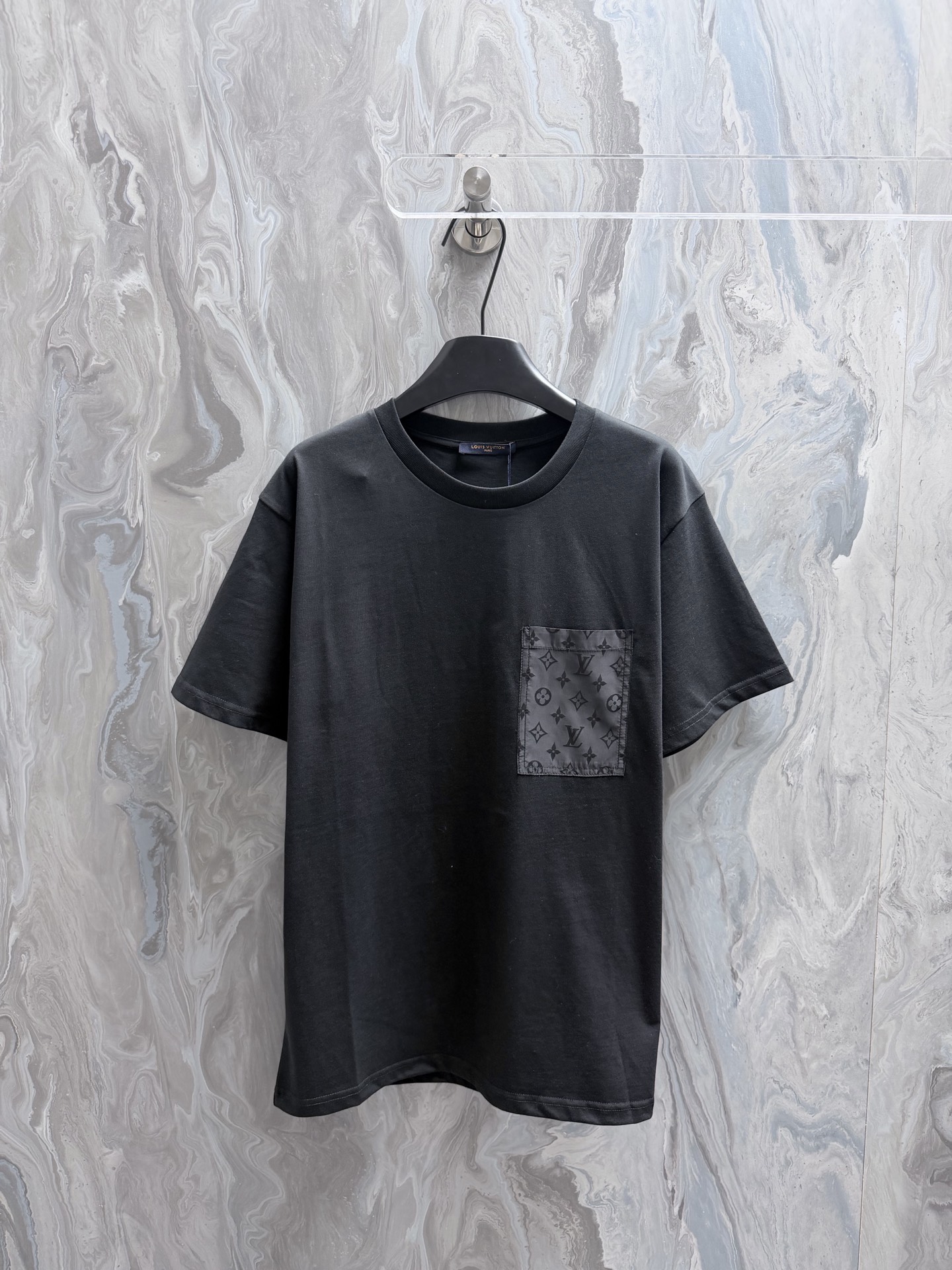 @105 Louis 26 Nueva camiseta de punto de algodón sobrio, con incrustaciones de nailon Monogram brillante que iluminan e…