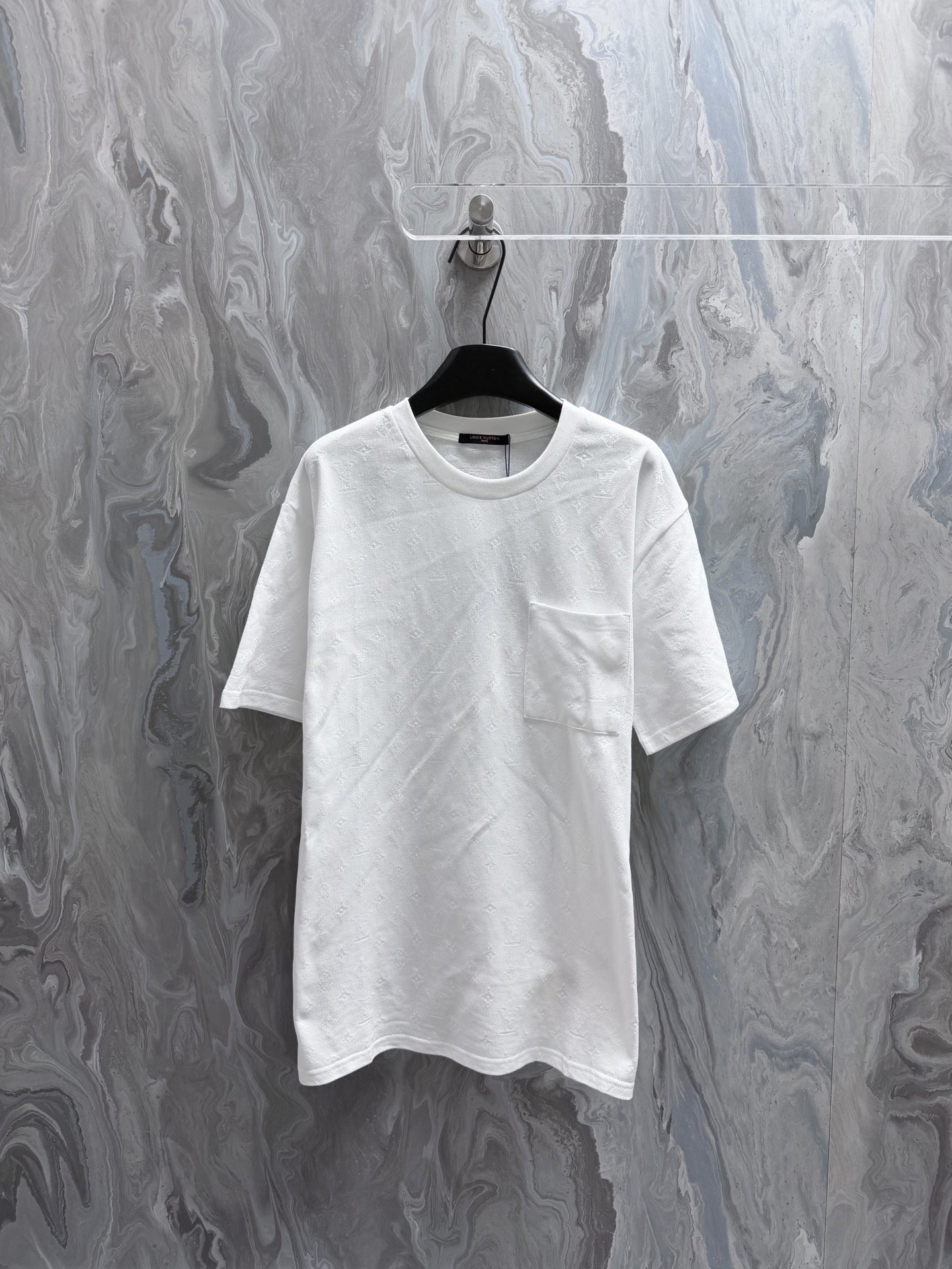 @105 Louis 26 Nueva camiseta con bolsillo de algodón piqué transpirable con textura fina, e incorpora el motivo jacquar…