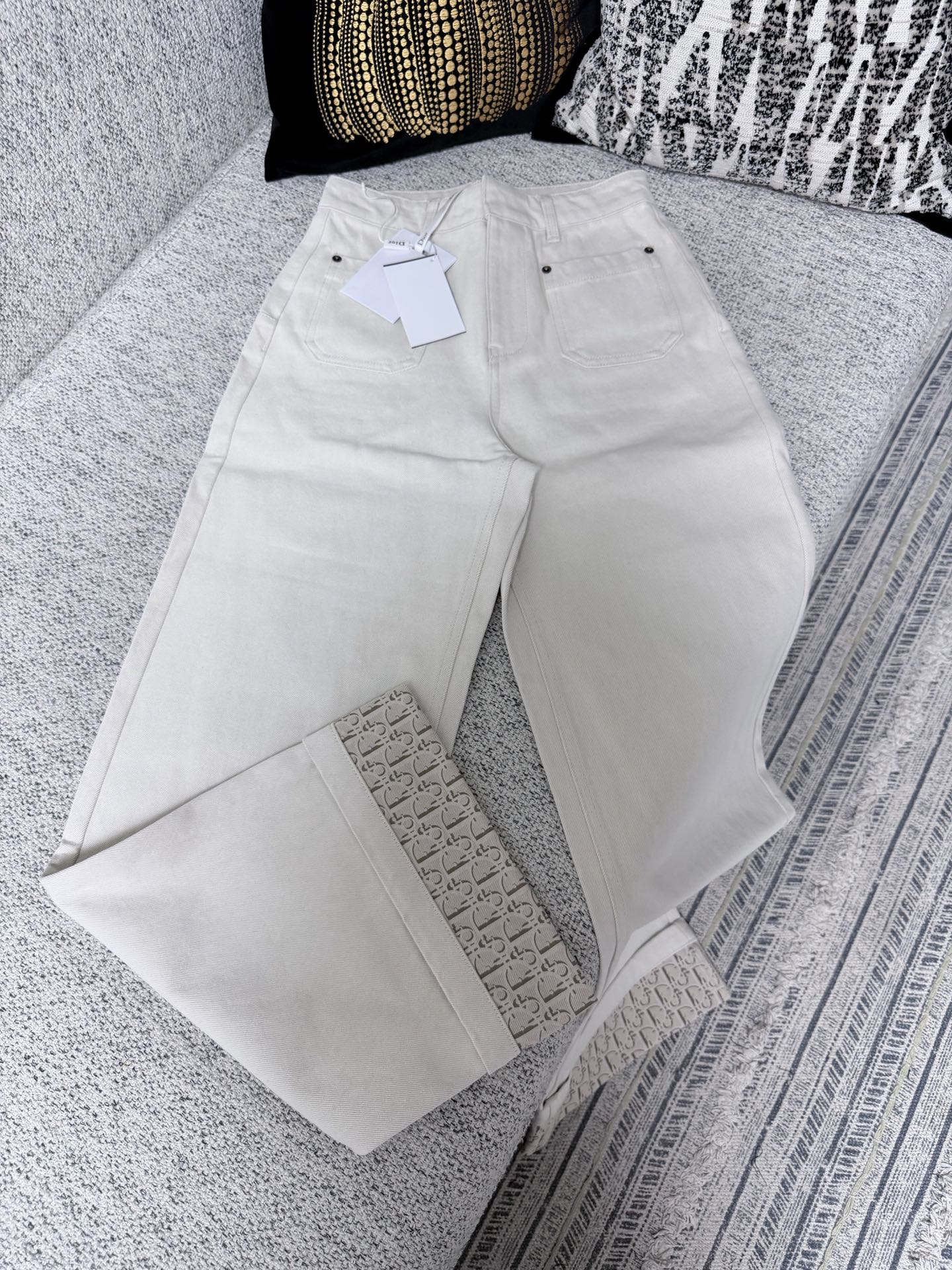 NO:757173,Dior 26ss new presbyopic pocket wide-leg jeans are based on off-white heavy twill denim, made of cotton, with a classic cut of high waist and wide legs. The front panel has double patch pockets with metal embellishments, and the back panel is echoed by square patch pockets. The leather patch on the back waist highlights the brand identity. The trouser legs are foldable, and the cuffs are decorated with Dior Oblique jacquard dark patterns of the same color, conveying brand recognition in a low-key manner!  Code number 26.27.28,,dior,dior,jeans,19860909迪奥26ss新款老花口袋阔腿牛仔裤 以米白色重磅斜纹牛仔布为基底,采用棉材质,采用高腰阔腿的经典剪裁,前片双贴袋搭配金属点缀,后片则以方形贴袋呼应,后腰部皮牌彰显品牌身份.裤脚采用可翻折设计,翻边处饰有同色系Dior Oblique提花暗纹,在低调中传递品牌辨识度！ 码数26.27.28,,dior,dior,jeans,,Men's clothing