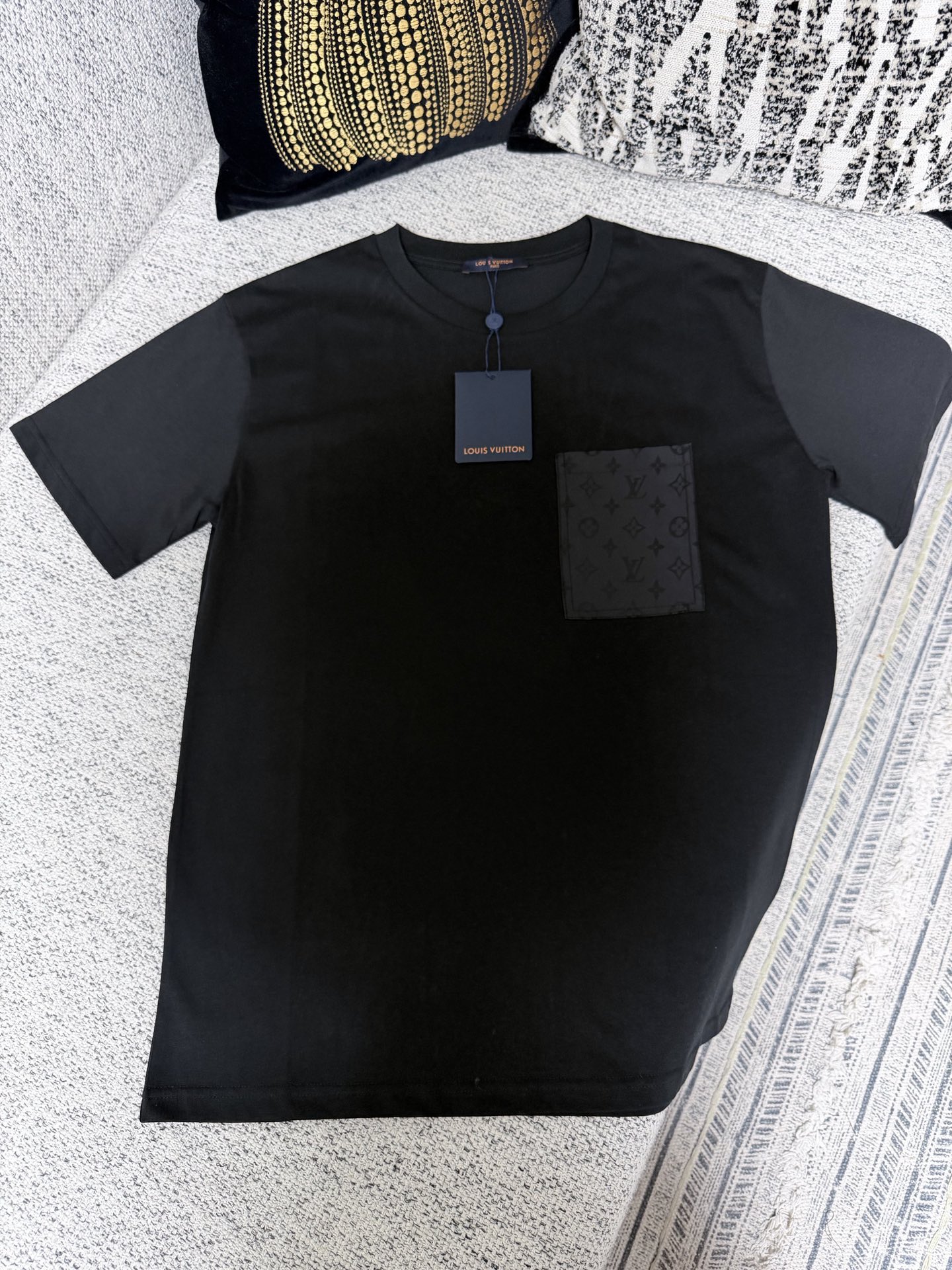 NO:757197,Lujia 26 new T-shirt is made of elegant cotton knitting, with Yingze Monogram nylon inlays to illuminate the chest patch pocket and back neck half-moon patch. It can be paired with the same double-sided bomber jacket and shorts, making it a good choice for travel or leisure time. Size S.M.L.XL.,, louis vuitton, louis vuitton, shorts, jackets & coats,19860909驴家 26新款 T 恤取材素雅棉质针织,以莹泽 Monogram 锦纶嵌饰点亮胸前贴袋和后颈半月形饰片.可搭配同款双面飞行员夹克和短裤,成就旅行或休闲时光佳选. 码数S.M.L.XL.,,louis vuitton,louis vuitton,shorts,jackets & coats,,Men's clothing