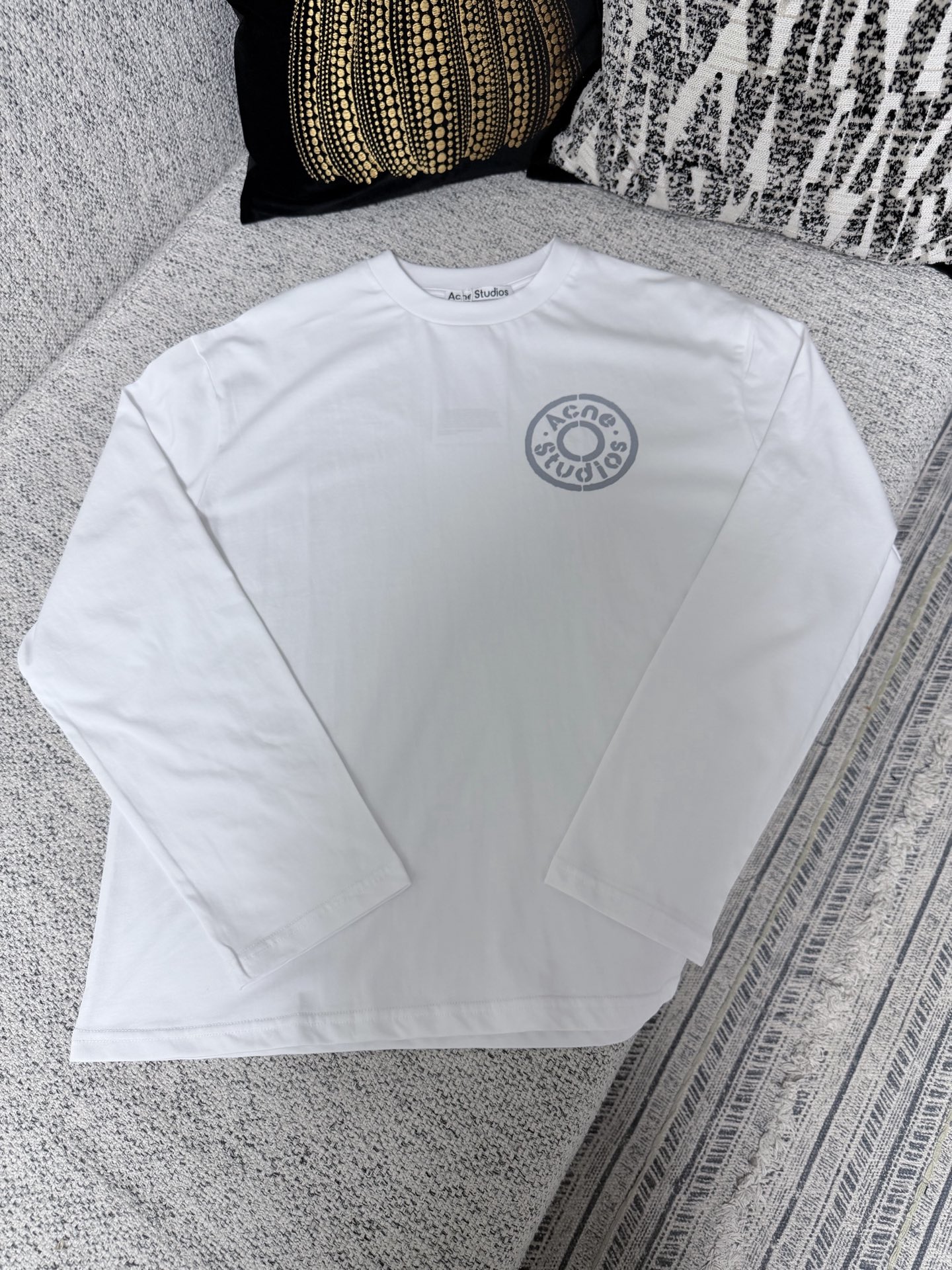 NO:757162,AC 26's new round neck long-sleeved T-shirt is made from lightweight organic cotton jersey and features a seasonal denim rivet logo printed on the chest. It features a ribbed collar and is cut for a regular unisex fit. Sizes S.M.L.XL.,,tees,t-shirt,19860909AC 26新款圆领长袖T恤由轻质有机棉平纹针织衫制成,胸前印有季节性牛仔铆钉标志.配有罗纹领口,剪裁为常规的中性合身. 码数S.M.L.XL.,,tees，t-shirt,,Men's clothing