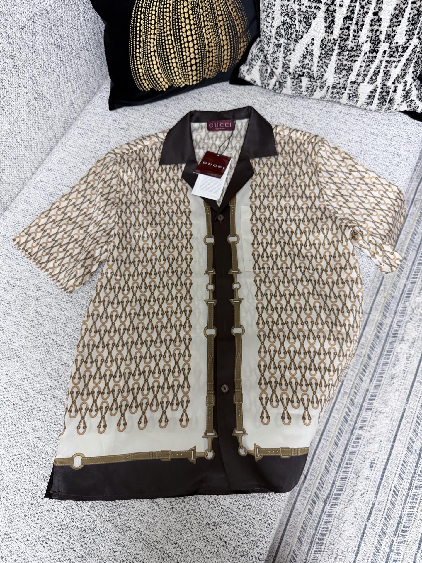 NO:757159,G's 26ss new spring and summer printed twill mulberry silk bowling shirt. The brand elements are cleverly integrated into the silhouette, fabric and technology, continuing the brand heritage and interpreting contemporary aesthetics. This bowling shirt is made of twill mulberry silk, and the all-over Gucci equestrian print expresses a unique charm. Size 46.48.50.52,,gucci,gucci,shirts,19860909G家26ss春夏新款印花斜纹桑蚕丝保龄球衬衫 品牌元素巧妙融入廓形、面料与工艺,延续品牌传承底蕴,诠释当代美学.这款保龄球衬衫甄选斜纹桑蚕丝打造,通体Gucci马术印花尽释别致韵调. 码数46.48.50.52,,gucci,gucci,shirts,,Men's clothing