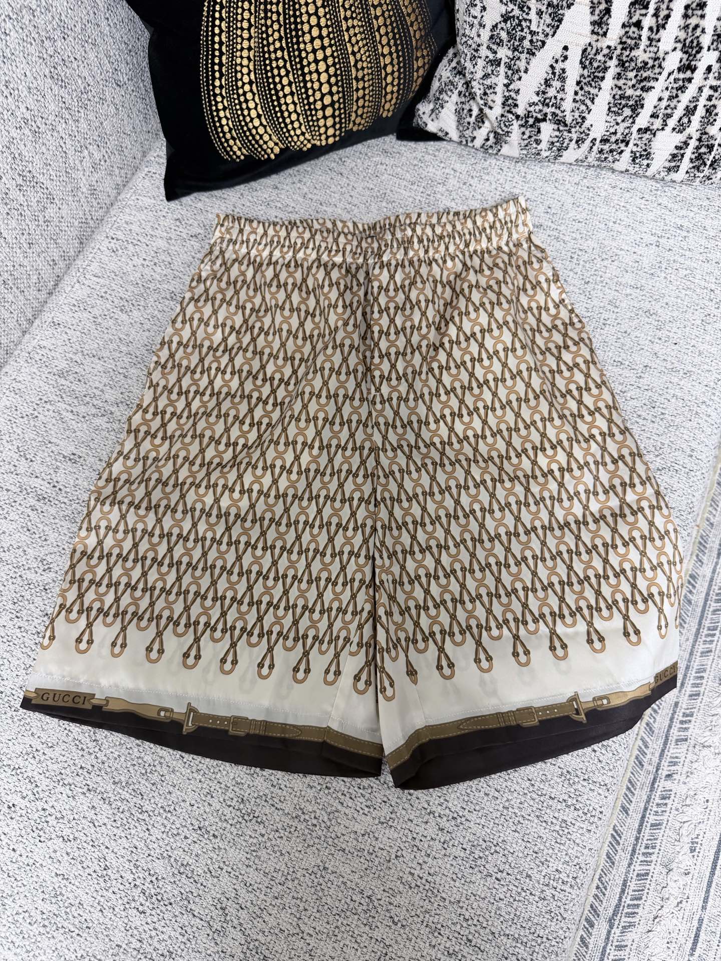 NO:757156,G's 26ss new spring and summer printed twill mulberry silk bowling shorts. The brand elements are cleverly integrated into the silhouette, fabric and technology, continuing the brand heritage and interpreting contemporary aesthetics. These bowling shorts are made of twill mulberry silk, with the all-over Gucci equestrian print to express a unique charm. Size 46.48.50.52,,gucci,gucci,shorts,19860909G家26ss春夏新款印花斜纹桑蚕丝保龄短裤 品牌元素巧妙融入廓形、面料与工艺,延续品牌传承底蕴,诠释当代美学.这款保龄短裤甄选斜纹桑蚕丝打造,通体Gucci马术印花尽释别致韵调. 码数46.48.50.52,,gucci,gucci,shorts,,Men's clothing