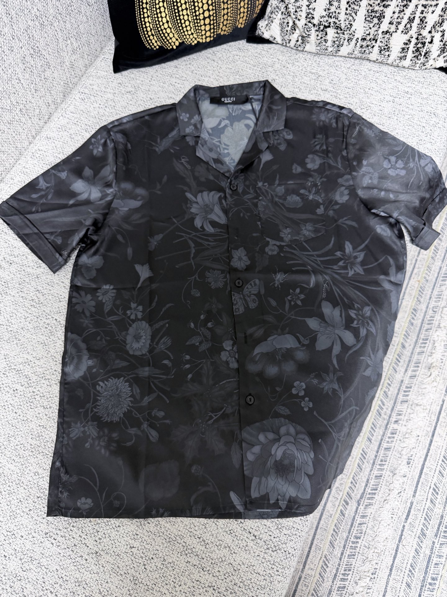 NO:757181,G's 26 new shirts are made of twill mulberry silk, with all-over floral prints to express a unique charm. Size 46.48.50.52.,,gucci,shirts,19860909G家 26新款衬衫甄选斜纹桑蚕丝打造,通体花卉印花尽释别致韵调. 码数46.48.50.52.,,gucci,shirts,,Men's clothing