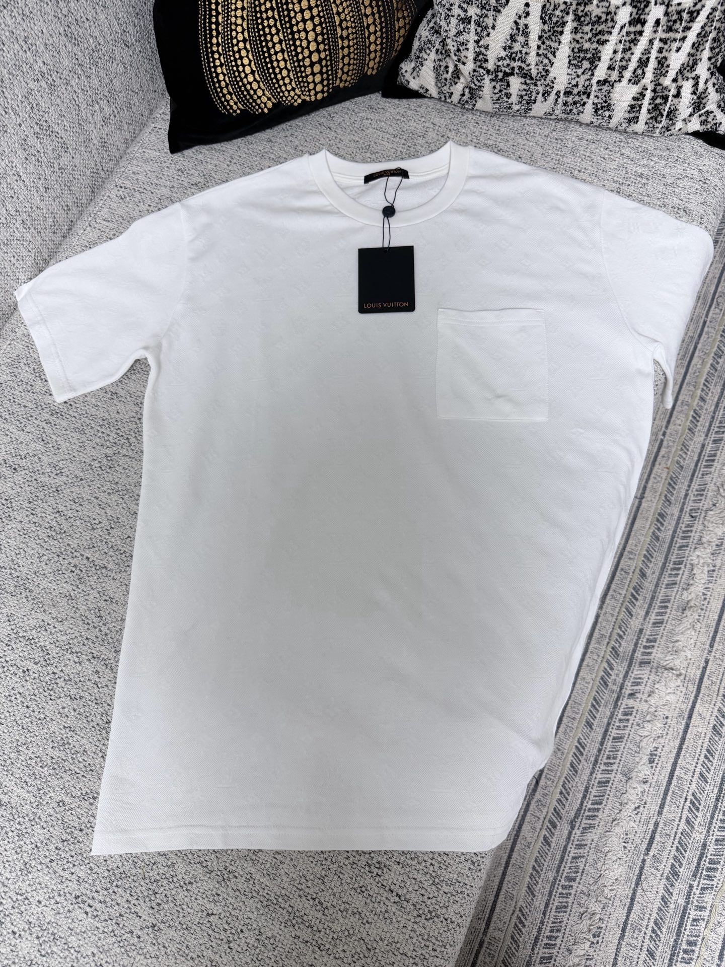 NO:757163,Lujia 26ss new spring and summer patch pocket T-shirt has the delicate texture of breathable piqué cotton and is integrated with Monogram jacquard texture, making it a casual choice for daily styling. Same style for men and women. Size S.M.L.XL,, louis vuitton, louis vuitton,19860909驴家26ss春夏新款贴袋 T 恤拥有透气珠地棉的细腻肌理,并融入 Monogram 提花织纹,成就日常造型的休闲之选.男女同款 码数S.M.L.XL,,louis vuitton,louis vuitton,,Men's clothing