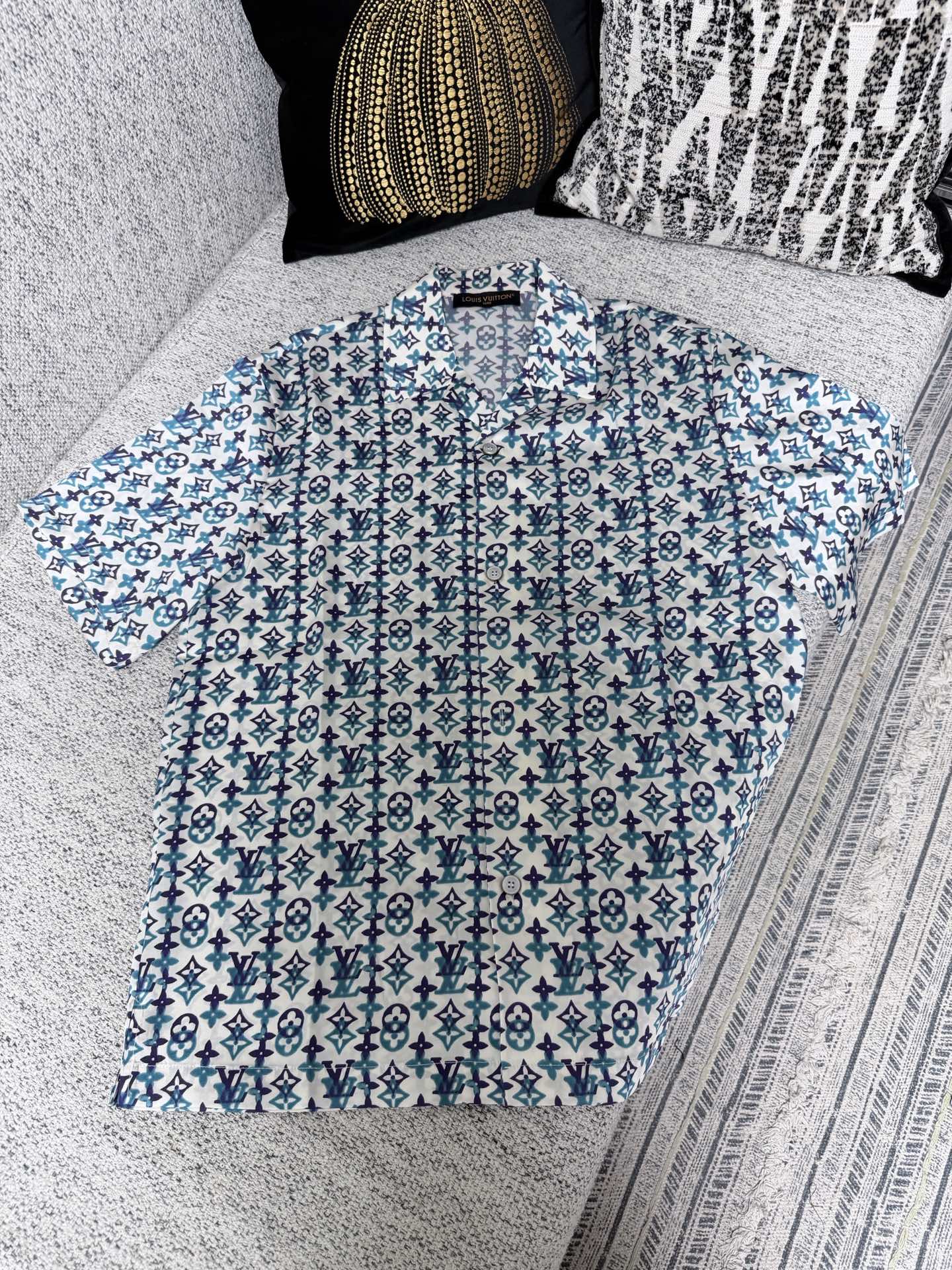 NO:757172,Lujia 26ss new spring and summer short-sleeved shirts are made of elegant mulberry silk in vibrant and rich tones, with pearlescent effect buttons. The full-frame Monogram Overlap pattern is inspired by the traditional Indian craftsmanship shown in the 2026 spring and summer show. It can be combined with the same short style to create a modern and gorgeous look. Size S.M.L.XL,, louis vuitton, louis vuitton, shirts, T-shirt,19860909驴家26ss春夏新款短袖衬衫为飘逸桑蚕丝渲染活力浓郁色调,搭配珠光效果纽扣.全幅 Monogram Overlap 图案灵感源自 2026 春夏秀场亮相的印度传统工艺.可与同款短款共筑摩登华美造型. 码数S.M.L.XL,,louis vuitton,louis vuitton,shirts,T-shirt,,Men's clothing