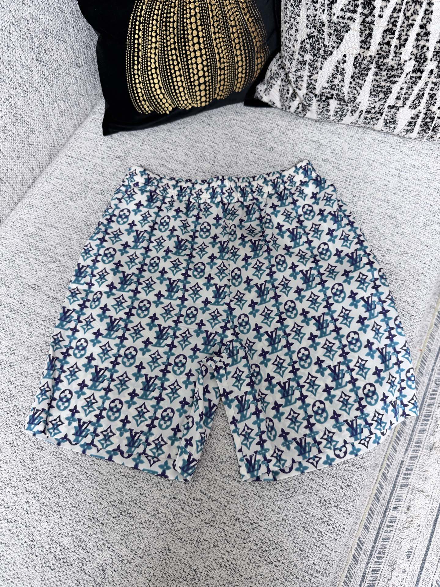 NO:757167,Lujia 26ss new spring and summer new gorgeous shorts are made of twill mulberry silk, and are embellished with the seasonal Monogram Overlap pattern, which highlights the inspiration of urban landscape and Indian craftsmanship. The bright colors and rich prints release visual tension, and the comfortable drawstring waist highlights the elegant silhouette. It can be used with the same shirt to create a trendy and casual look. Size S.M.L.XL,, louis vuitton, louis vuitton, shorts, shirts,19860909驴家26ss春夏新款华美短裤取材斜纹桑蚕丝,当季 Monogram Overlap 图案点缀其上,点明都市景观与印度匠艺的灵感启发.鲜明色调及浓郁印花释放视觉张力,舒适抽绳腰部烘托飘逸廓形.可与同款衬衫共塑潮流休闲造型. 码数S.M.L.XL,,louis vuitton,louis vuitton,shorts,shirts,,Men's clothing