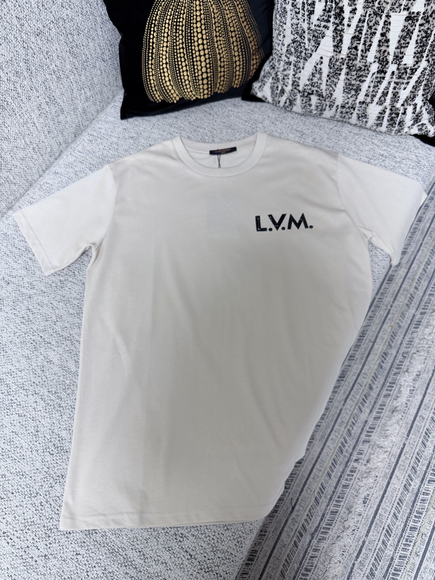 NO:757168,The restrained color of Lujia's 26 new cotton short-sleeved crew neck shirt is suitable for mixing and matching with the seasonal series. The L.V.M. letters release tension on the chest, the embroidery is subtle on the back hem, and the leather patch is nestled under the collar. Size S.M.L.XL.,, louis vuitton, louis vuitton, T-shirt,19860909驴家 26新款棉质短袖圆领衫的内敛色彩适宜与当季系列混合搭配.L.V.M. 字母在胸前释放张力,刺绣含蓄点缀背后下摆,皮革贴饰栖身衣领下方. 码数S.M.L.XL.,,louis vuitton,louis vuitton,T-shirt,,Men's clothing