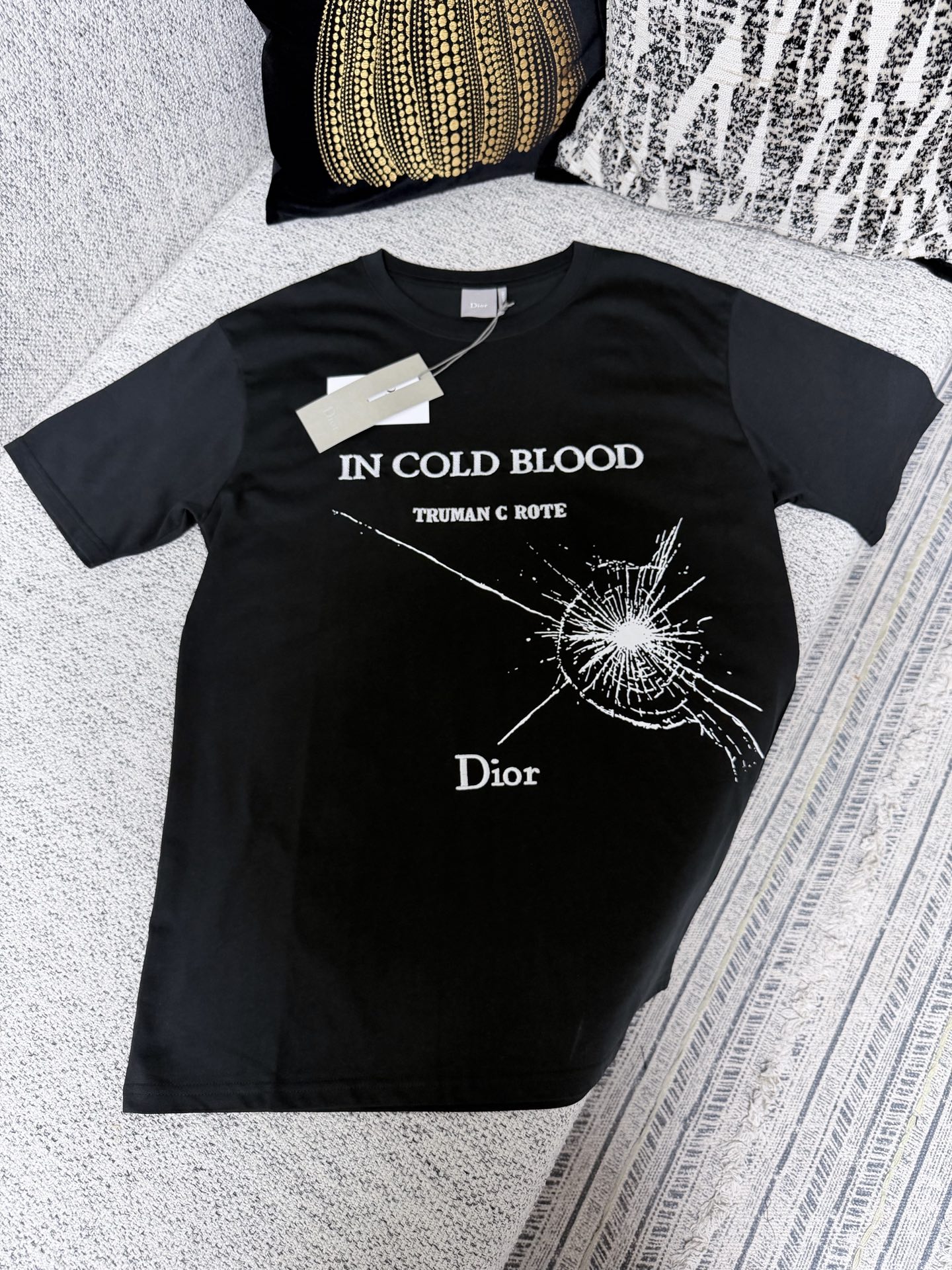 NO:757202,Dior's new 26ss T-shirt is a classic item in Jonathan Anderson's fantasy library collection. It shows the first edition cover of Truman Capote's 'In Cold Blood' and pays tribute to the literary masterpiece. It is carefully made of black and white cotton jersey fabric, with embroidery and printing on the front to show the book cover. It can be paired with oversized tailoring trousers to create a casual and fresh look!  Size S.M.L.XL,,dior,19860909迪奥26ss新款T 恤是乔纳森·安德森 (Jonathan Anderson) 梦幻图书馆藏中的经典单品,展现杜鲁门·卡波特 (Truman Capote) 的作品《冷血 (In Cold Blood)》的第一版封面,向文学名著致敬.采用黑色和白色棉质平纹针织面料精心制作,正面以刺绣和印花展现图书封面.可搭配超大版型精裁长裤,打造休闲清新的造型！ 码数S.M.L.XL,,dior,,Men's clothing