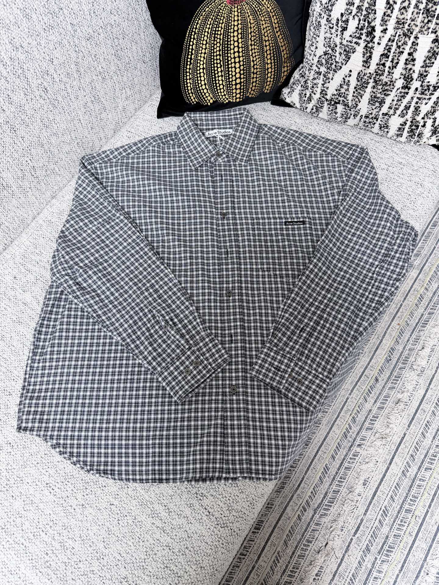 NO:757185,AC 26's new long-sleeved button-down shirt is made from organic cotton flannel with a peach finish and features a seasonal plaid pattern. Features a chest pocket with Acne Studios logo tag and is cut for a loose fit with hip length. Size S.M.L.XL.,,acne studios,dior,shirts,19860909AC 26新款长袖纽扣衬衫由有机棉法兰绒制成,桃红色饰面,以季节性格纹图案为特色.配有一个胸前口袋,上面印有Acne Studios标志标签,剪裁宽松合身,臀部长度. 码数S.M.L.XL.,,acne studios,dior,shirts,,Men's clothing