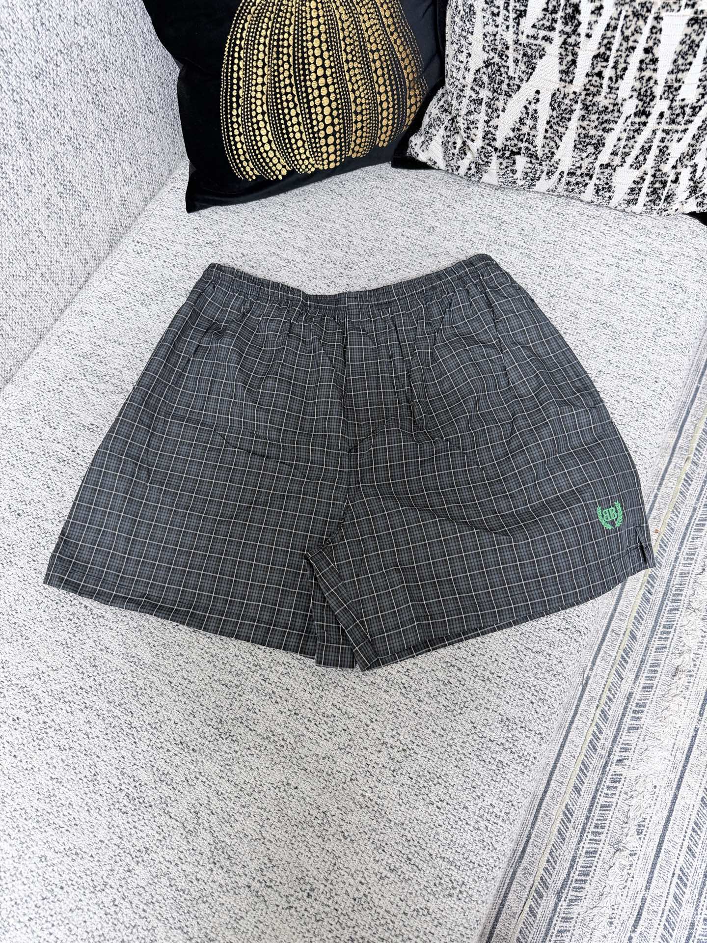 NO:757189,Paris 26 new plaid boxer mid-waist elastic beach pants for men, regular fit, high version. Size S.M.L.XL.,,19860909巴黎26新款格纹平角中腰松紧 沙滩裤 男款 常规版型 高版本. 码数S.M.L.XL.,,,Men's clothing