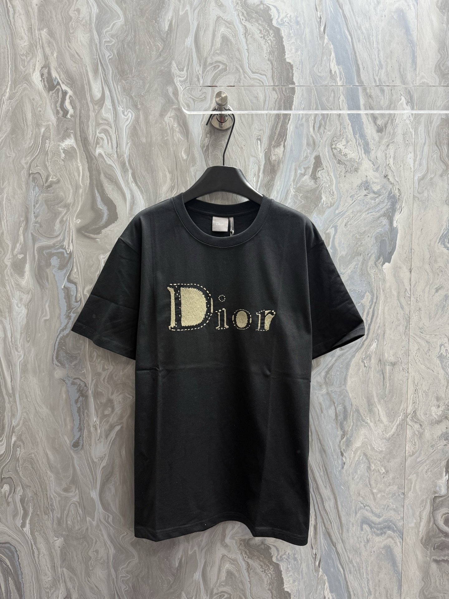 @ 105Di0r 26 nueva camiseta de manga corta con logo bordado, el frente utiliza tecnología de bordado plano para present…