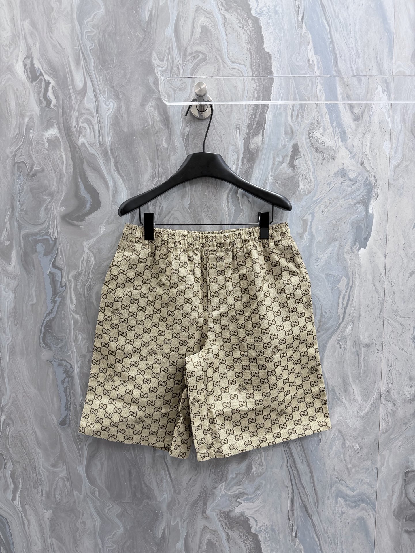@185Gucc1 26 Pantalones cortos con cordón en cintura, bordado del año del caballo y estampado de logo completo, versión…