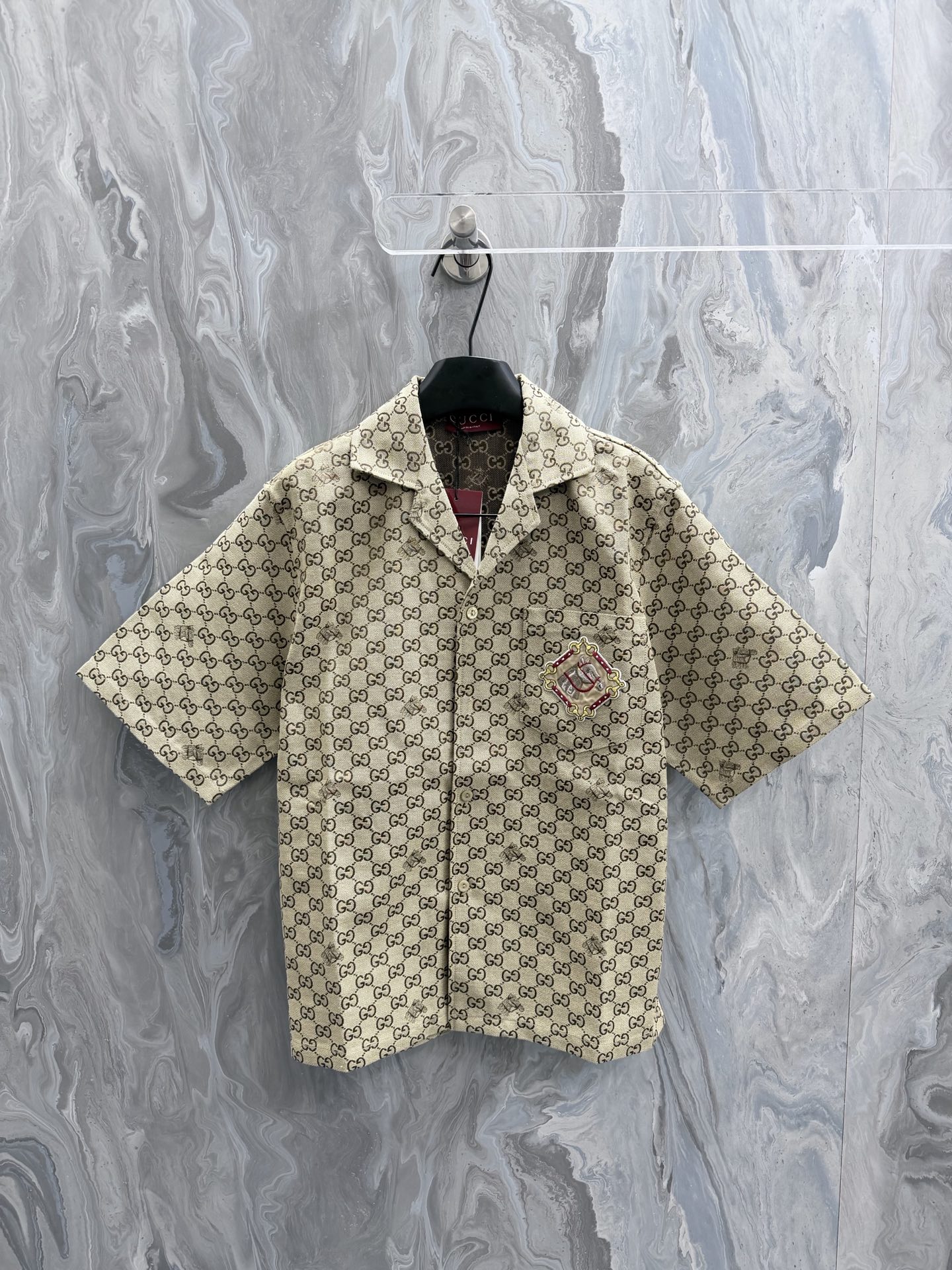 @190Gucc1 26 Camisa de manga corta con cuello cuadrado, botonadura sencilla, bordado del año del caballo y estampado de…