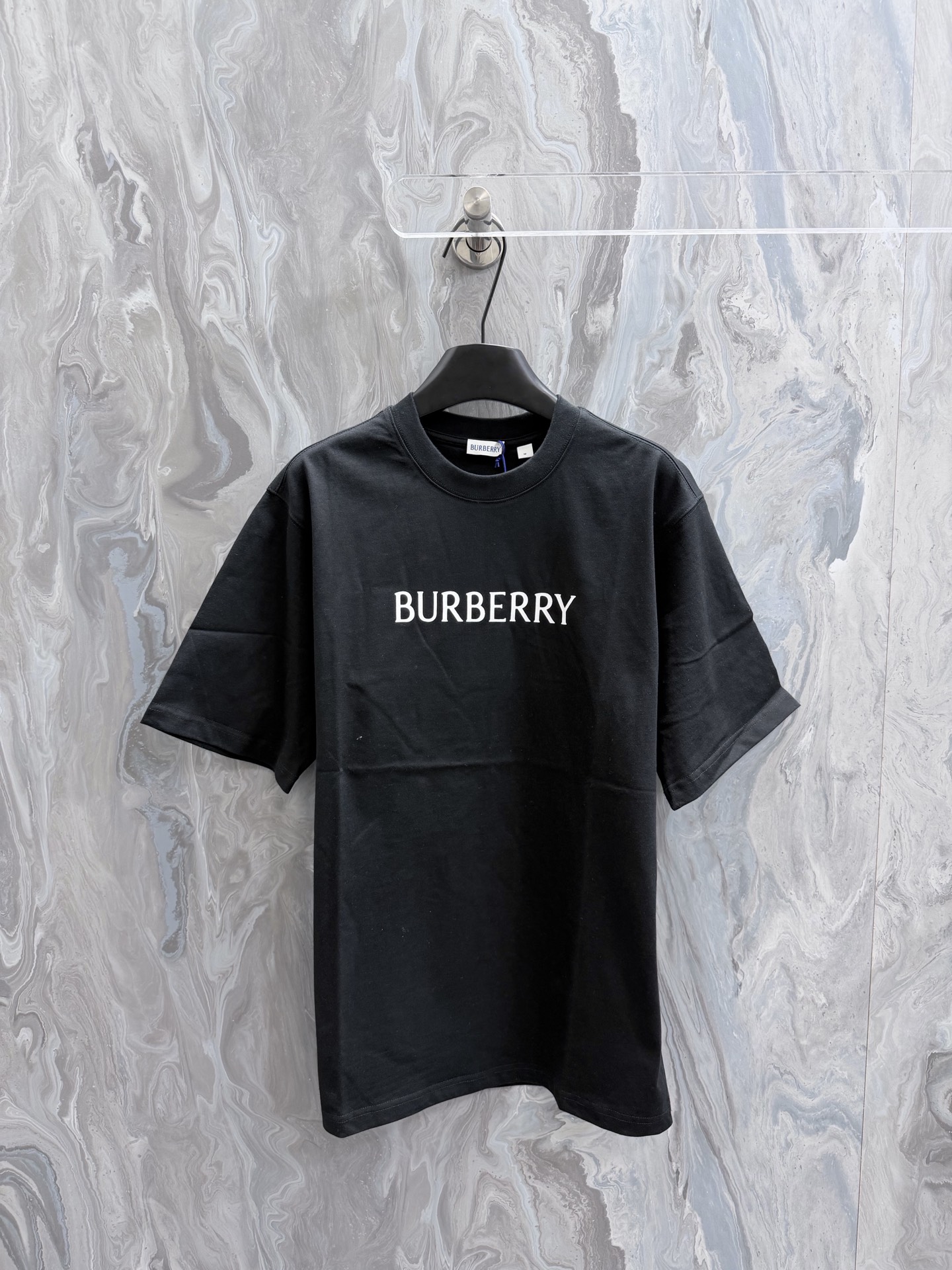 Nueva camiseta @105Burb@rry 26, confeccionada en tejido ligero de algodón liso. Serigrafía con el logotipo de letras en…