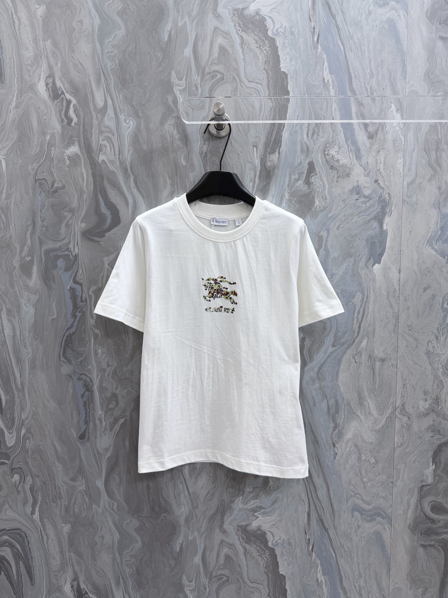 @105Burb@rry 26 Nueva camiseta de manga corta con cuello redondo y bordado con estampado floral de caballo de guerra, c…