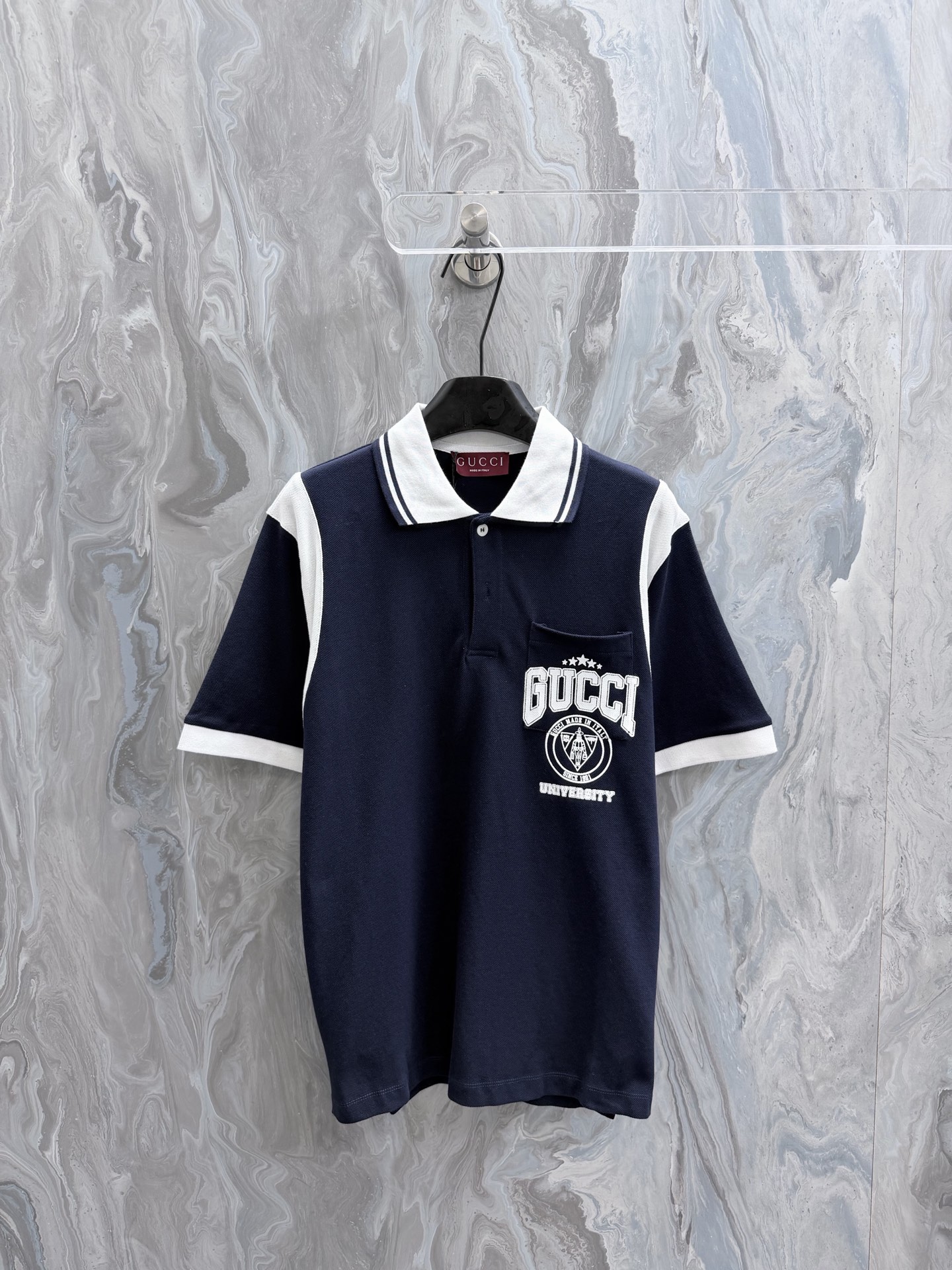 @135Gucc1 26 nueva polo confeccionada en punto piqué elástico, adornada con el motivo Gucci UniversityE. Talla: S.M.L.X…