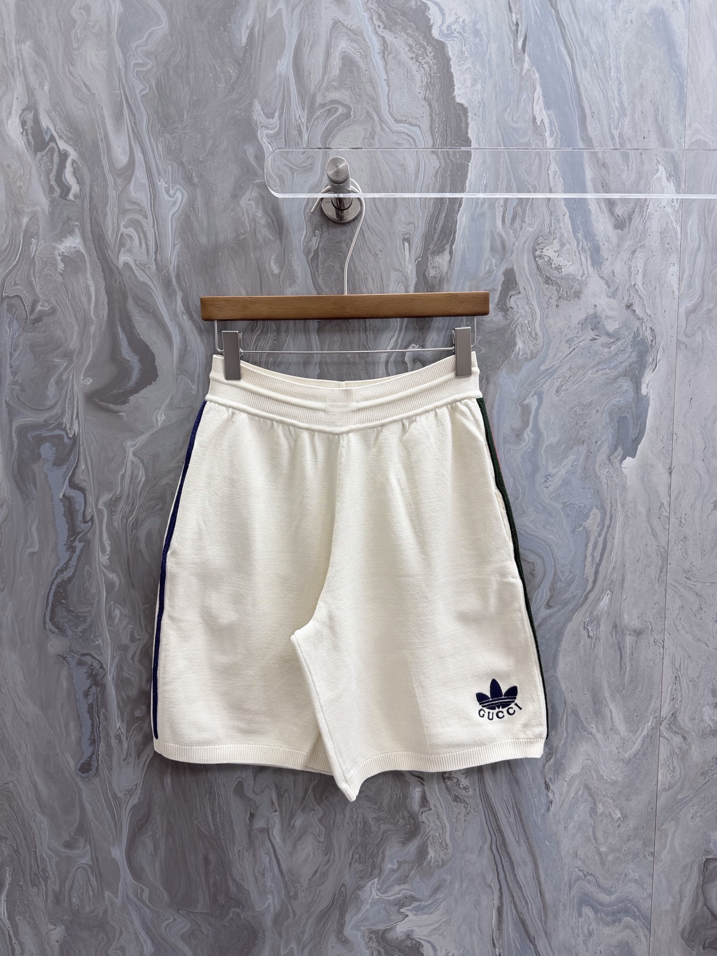 @230Gucc1 26 nueva colaboración Gucci x adidas originals pantalones cortos casuales de corte recto con logo bordado y r…
