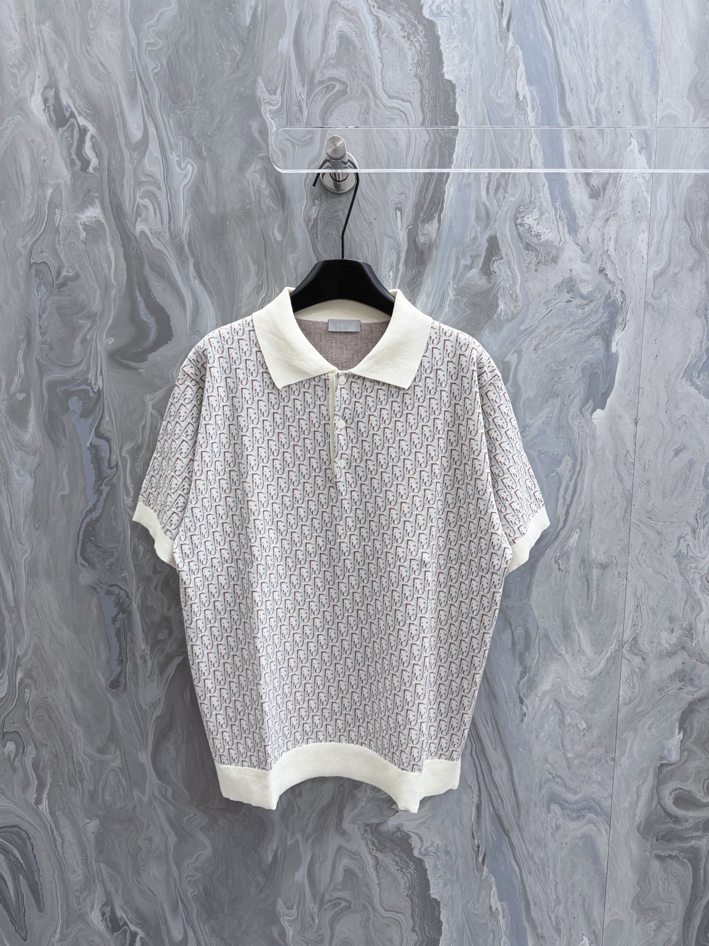 El nuevo polo de punto de @210Di0r 26 presenta el icónico estampado Oblique de Dior. Confeccionado en jacquard de algod…