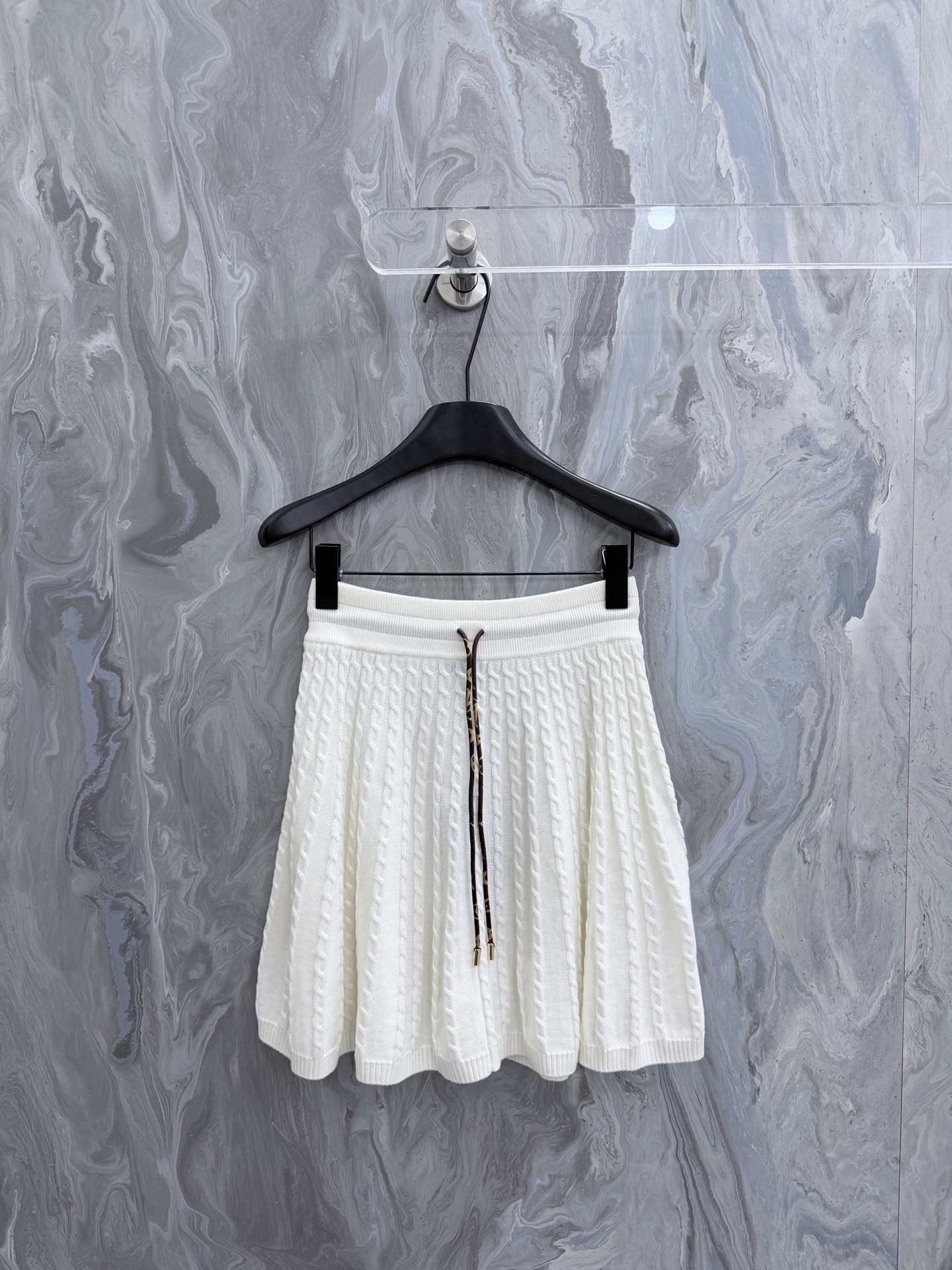 P225 Louis 26 nueva colección Monogram Resort, falda corta de punto lisa con cordón y lazo, casual, mujer. Tallas: S.M.…