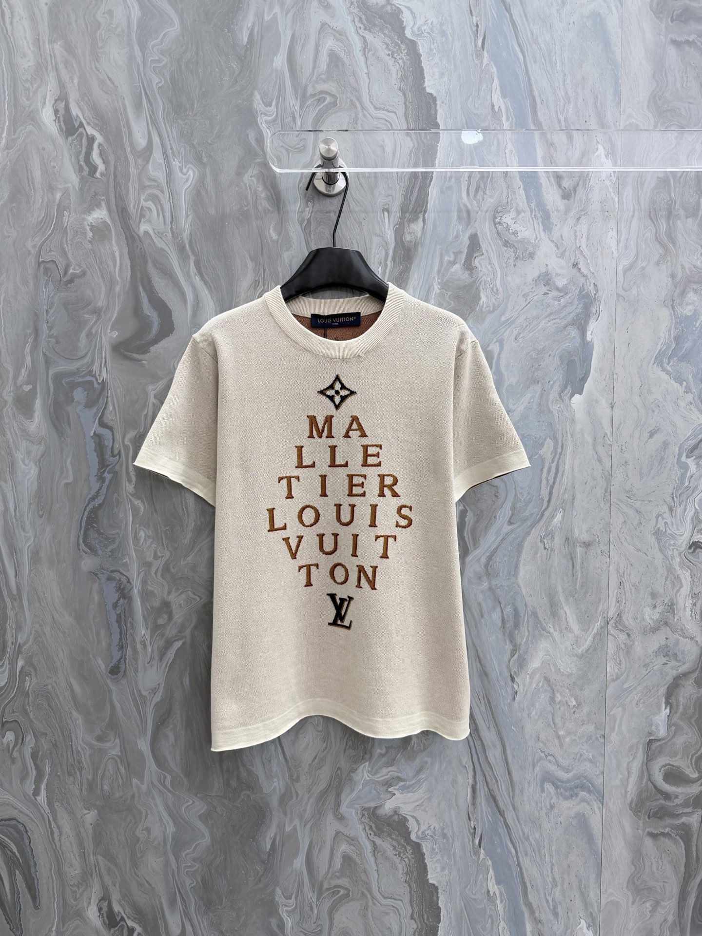 P165 Louis 26 nueva colección Atelier, camiseta de manga corta de punto con jacquard de letras, reproduciendo el lengua…