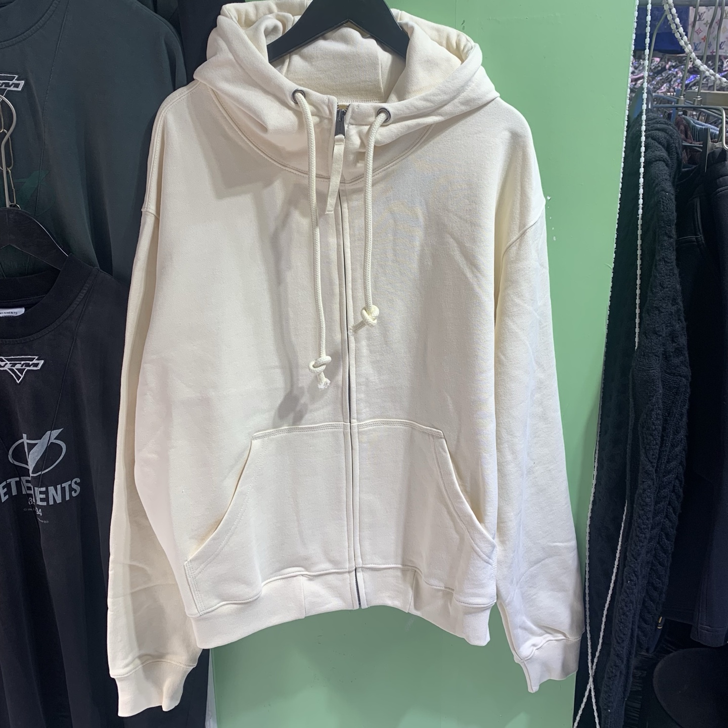 Nuevo modelo gris albaricoque en stock ❤️‍🔥 3061#M6 sudadera con capucha y cremallera con logo numérico bordado gris a…
