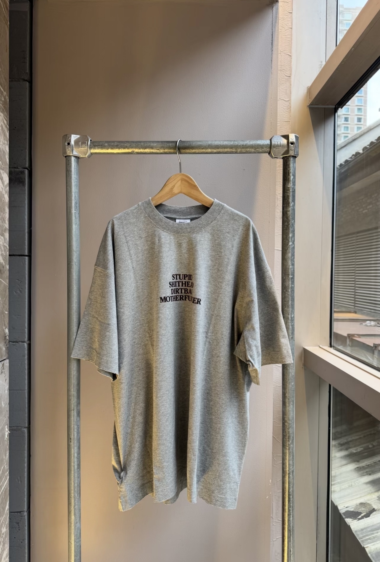 Nuevo modelo gris, stock completo 🚨🚨 V5205# estilo VTM, camiseta de manga corta con eslogan y logo lavado y…